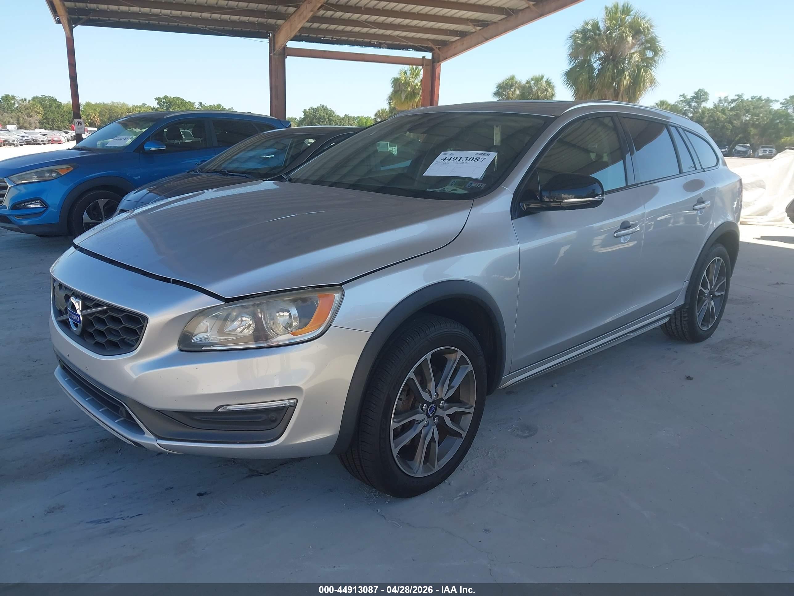 VOLVO V60 image 2