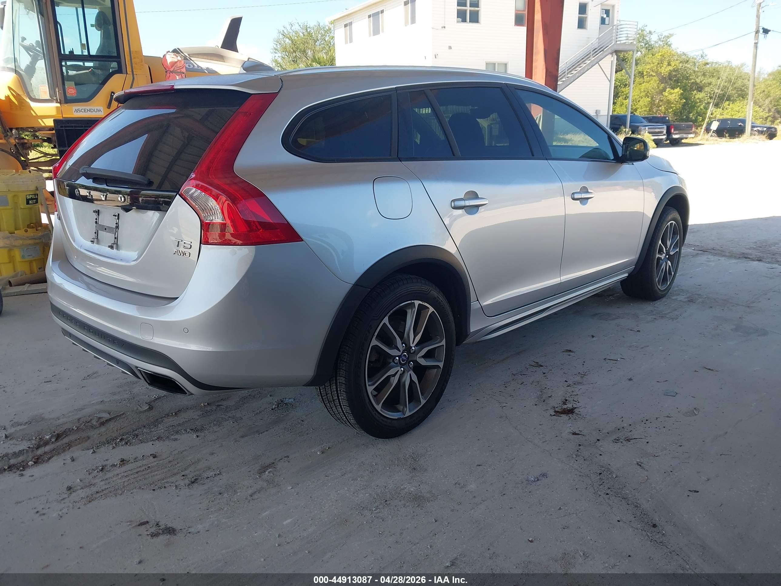 VOLVO V60 image 4