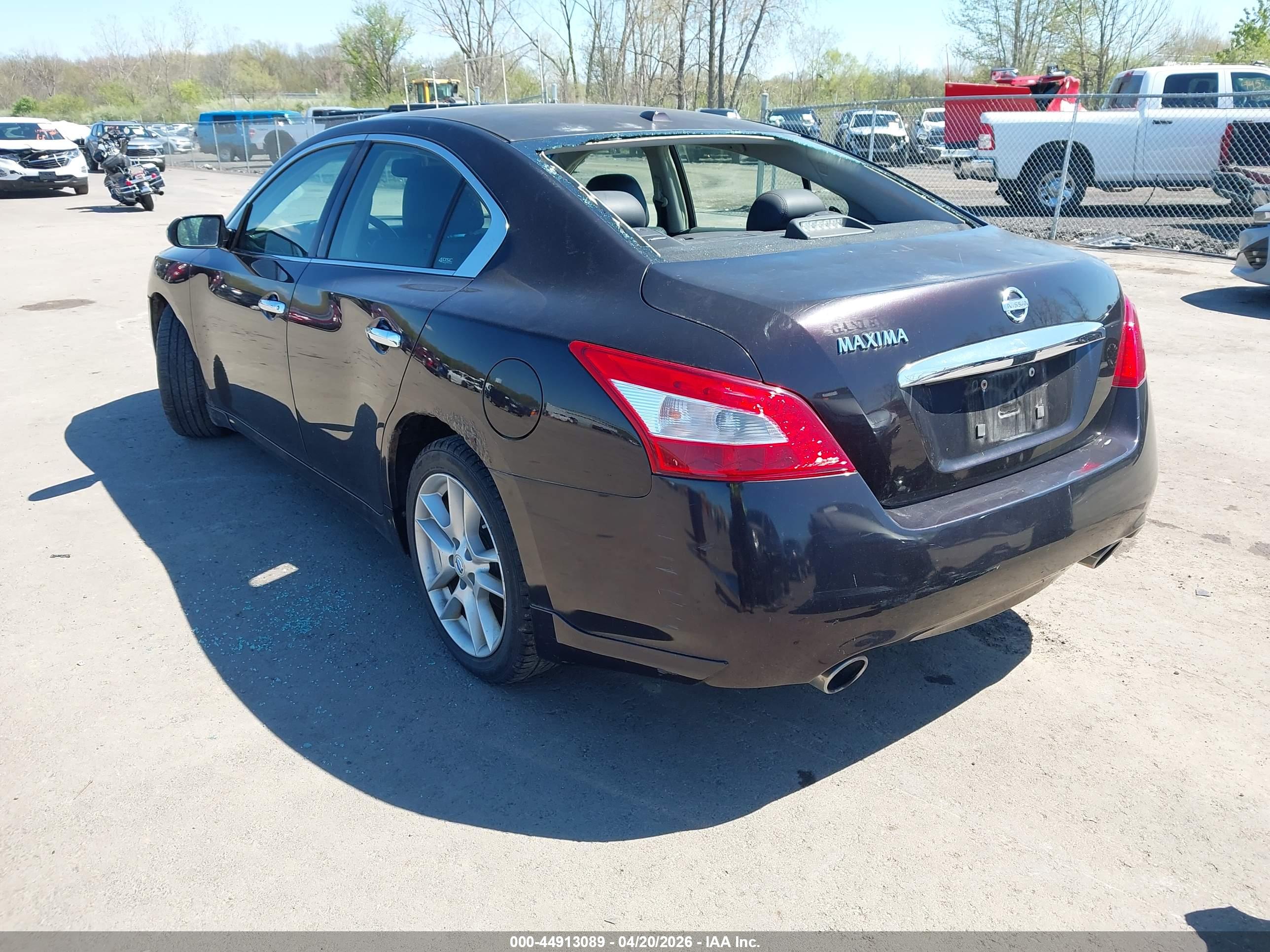 NISSAN MAXIMA image 3