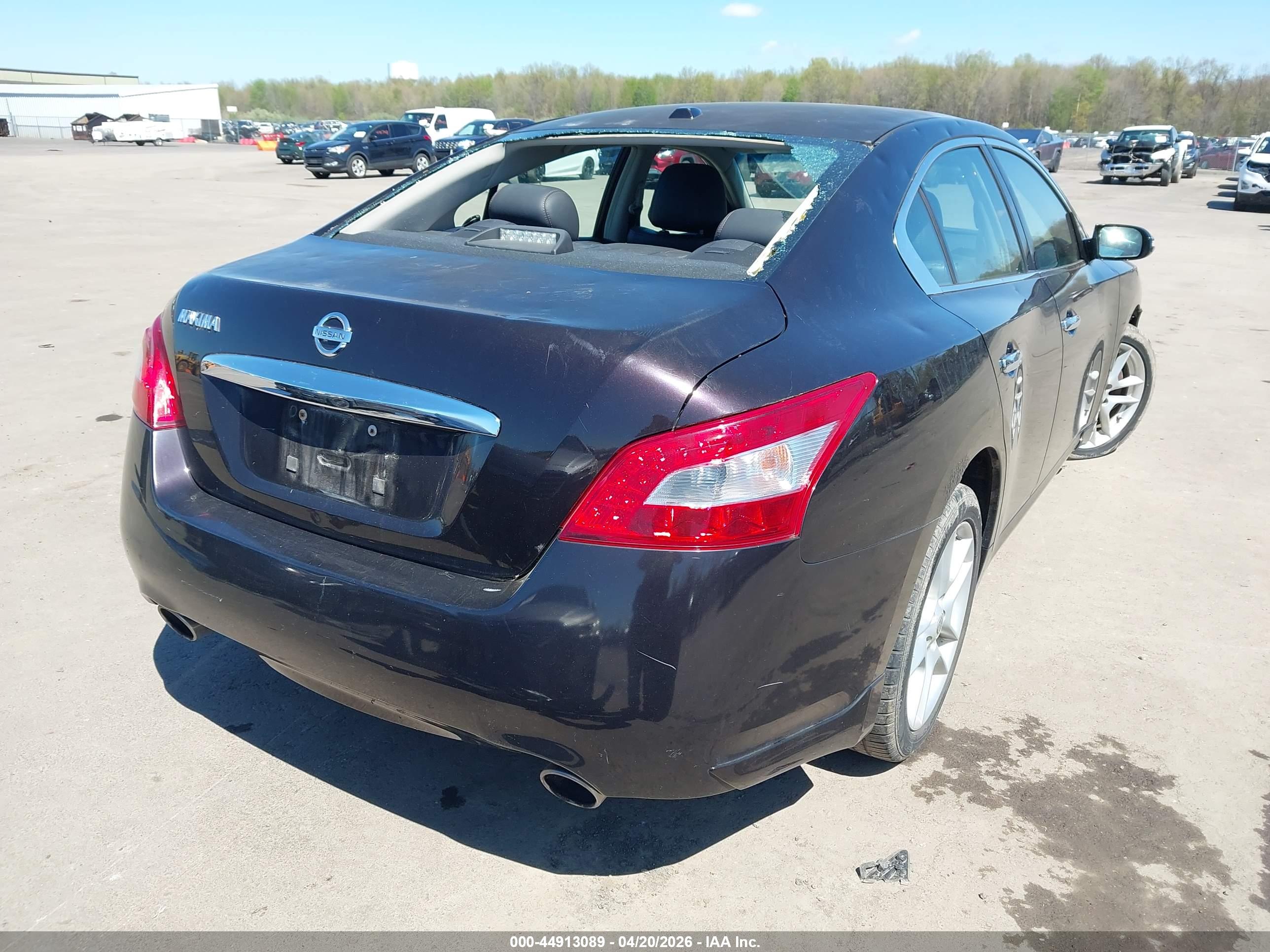 NISSAN MAXIMA image 4