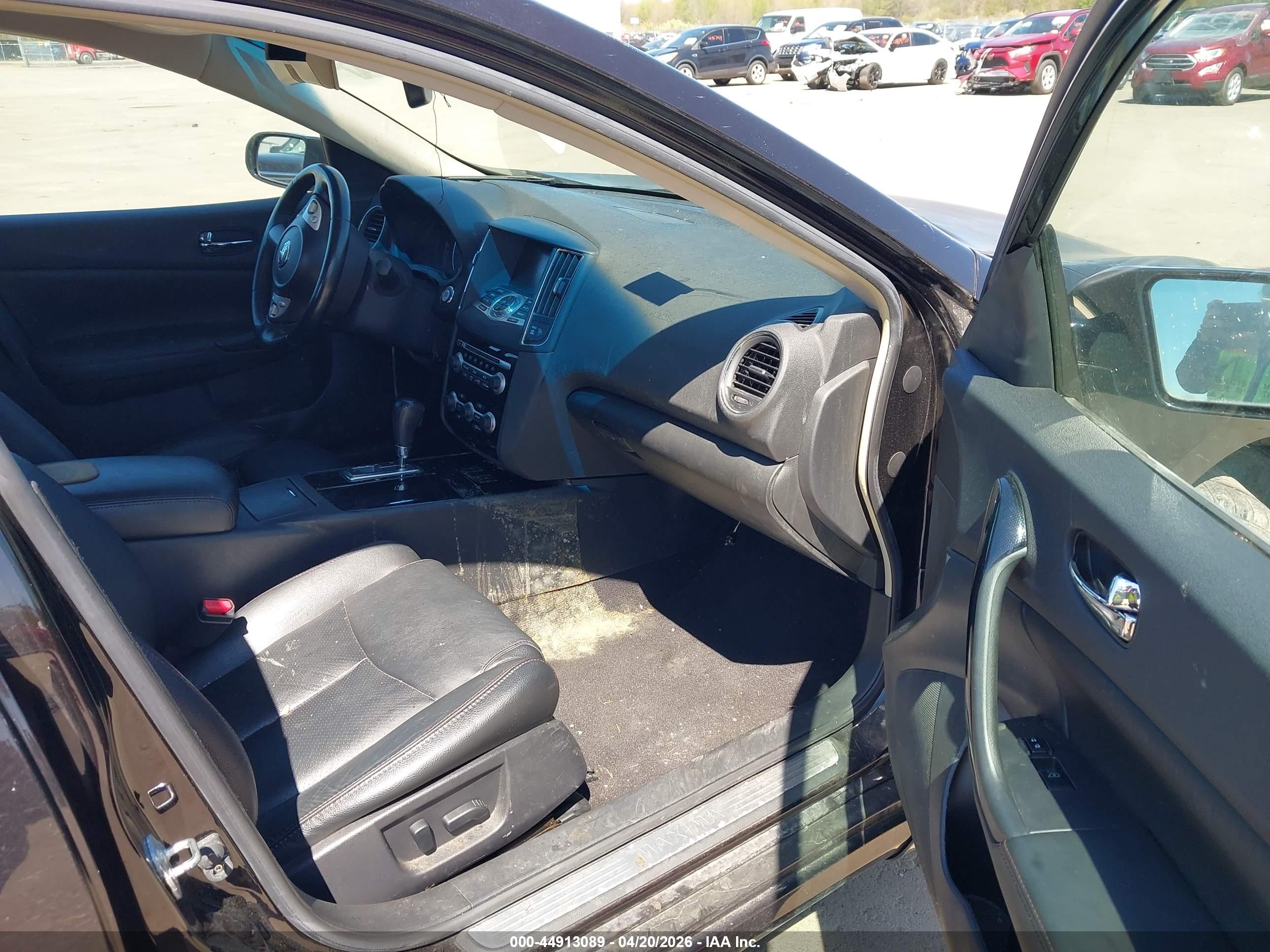 NISSAN MAXIMA image 5