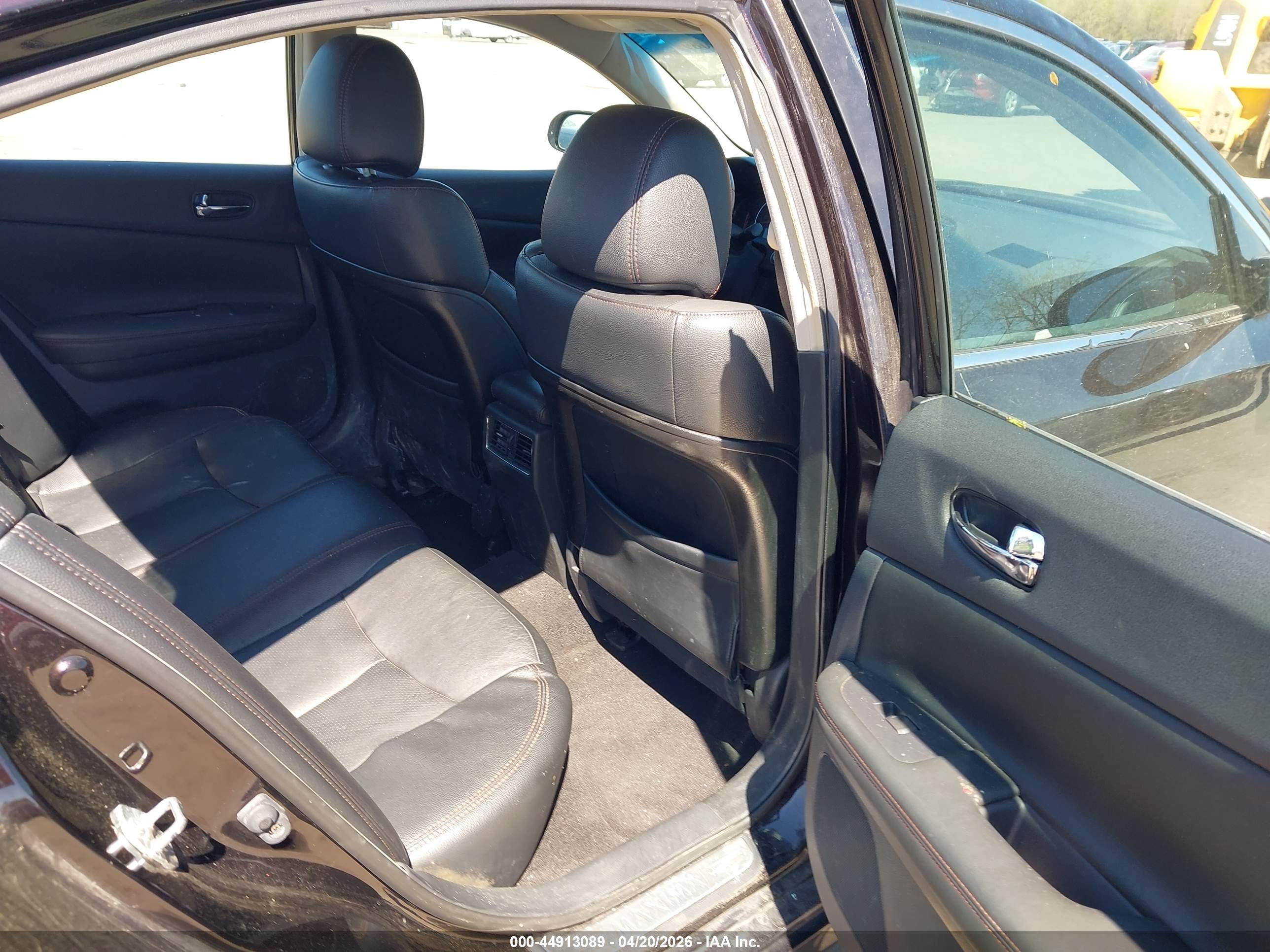 NISSAN MAXIMA image 8