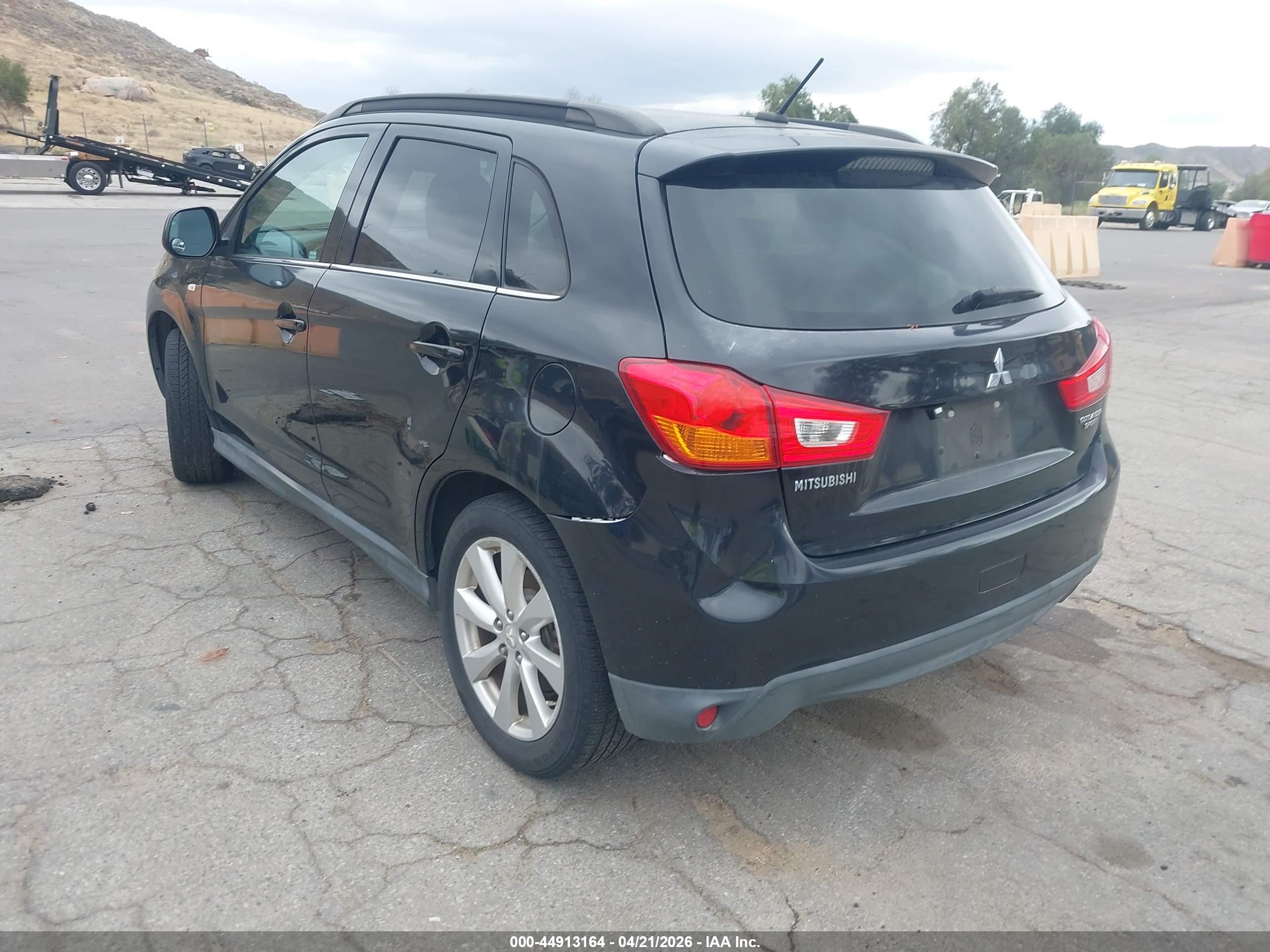 MITSUBISHI OUTLANDER image 3