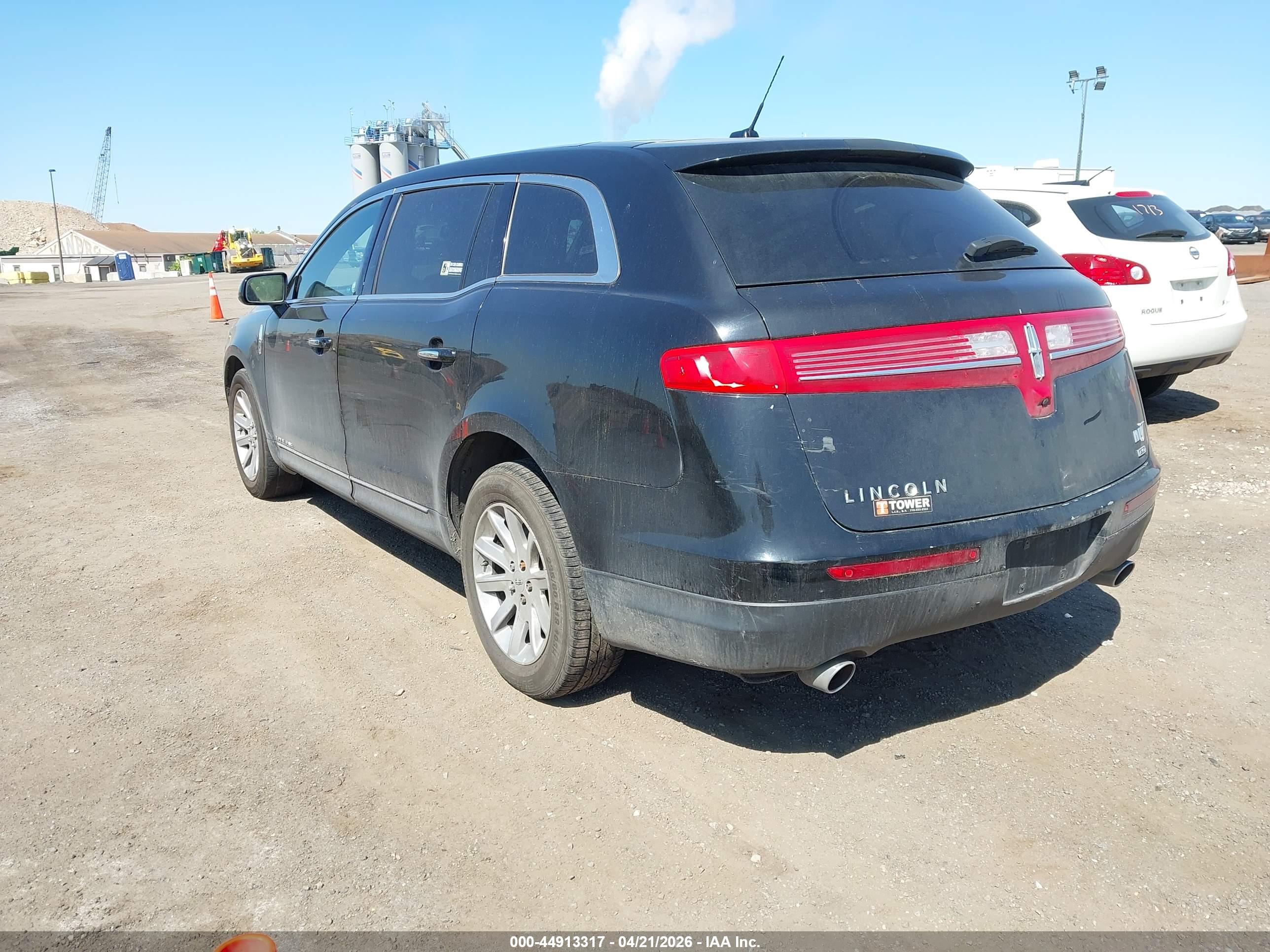 LINCOLN MKT image 3