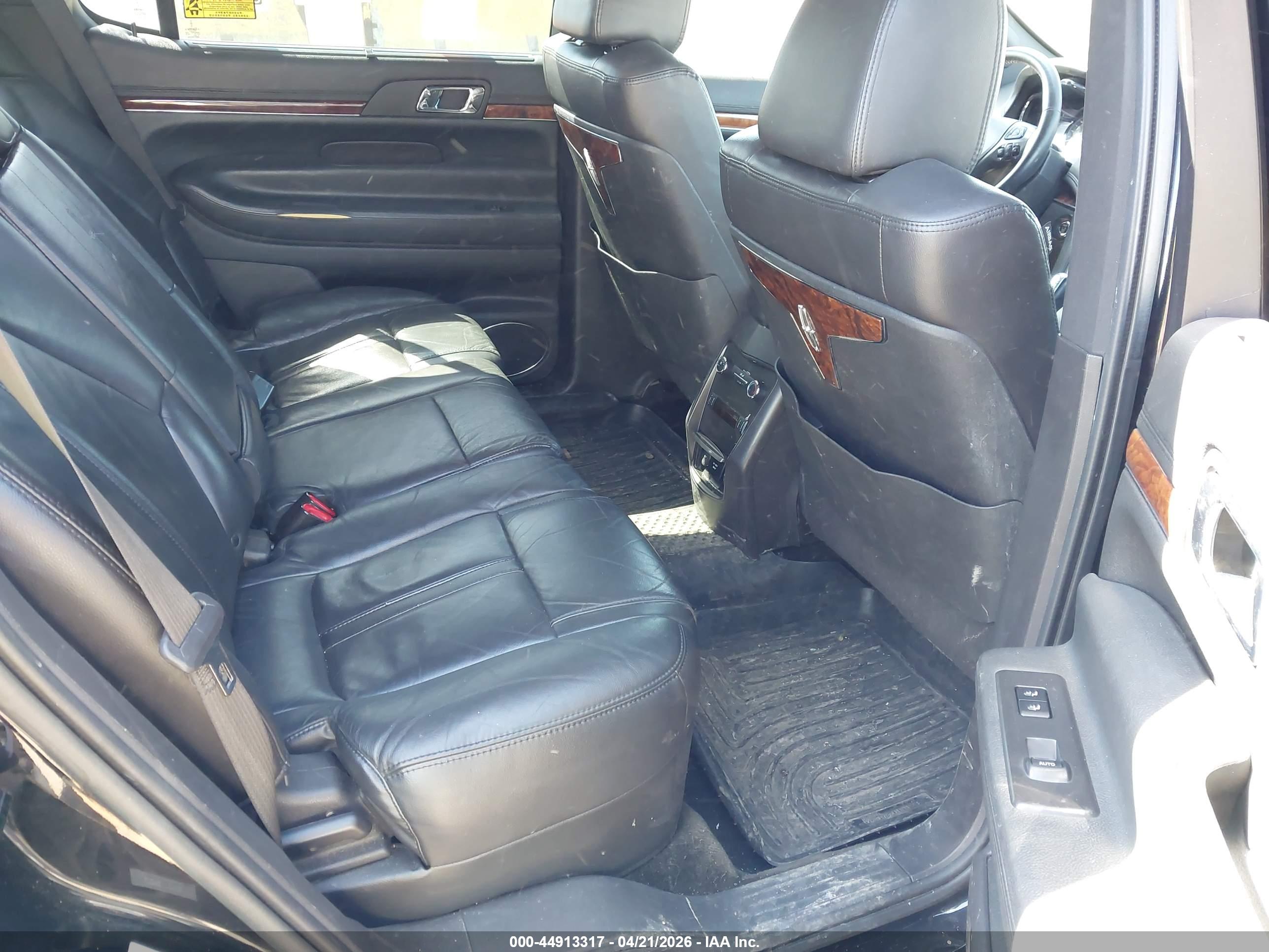 LINCOLN MKT image 8