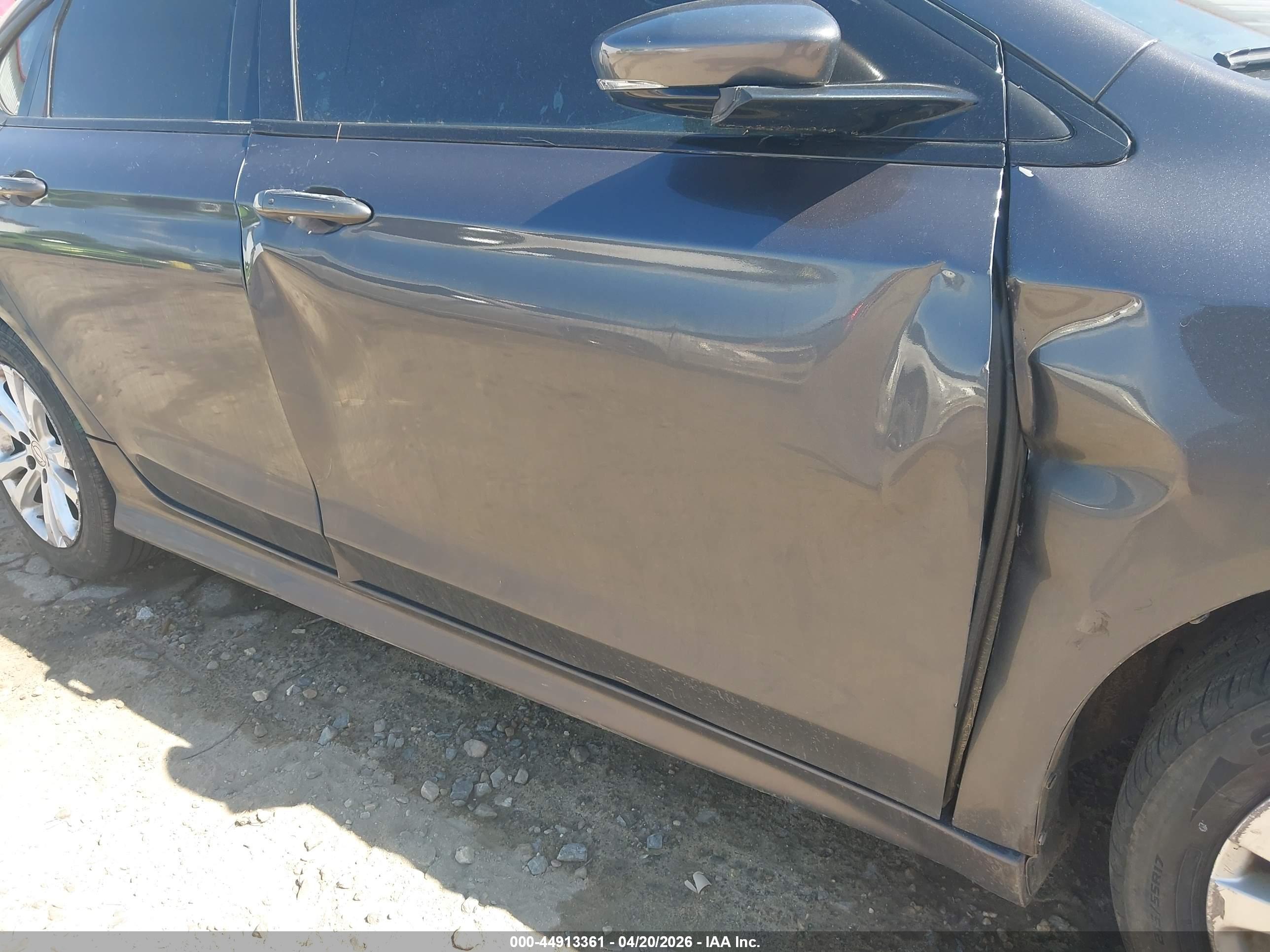 CHRYSLER 200 image 6