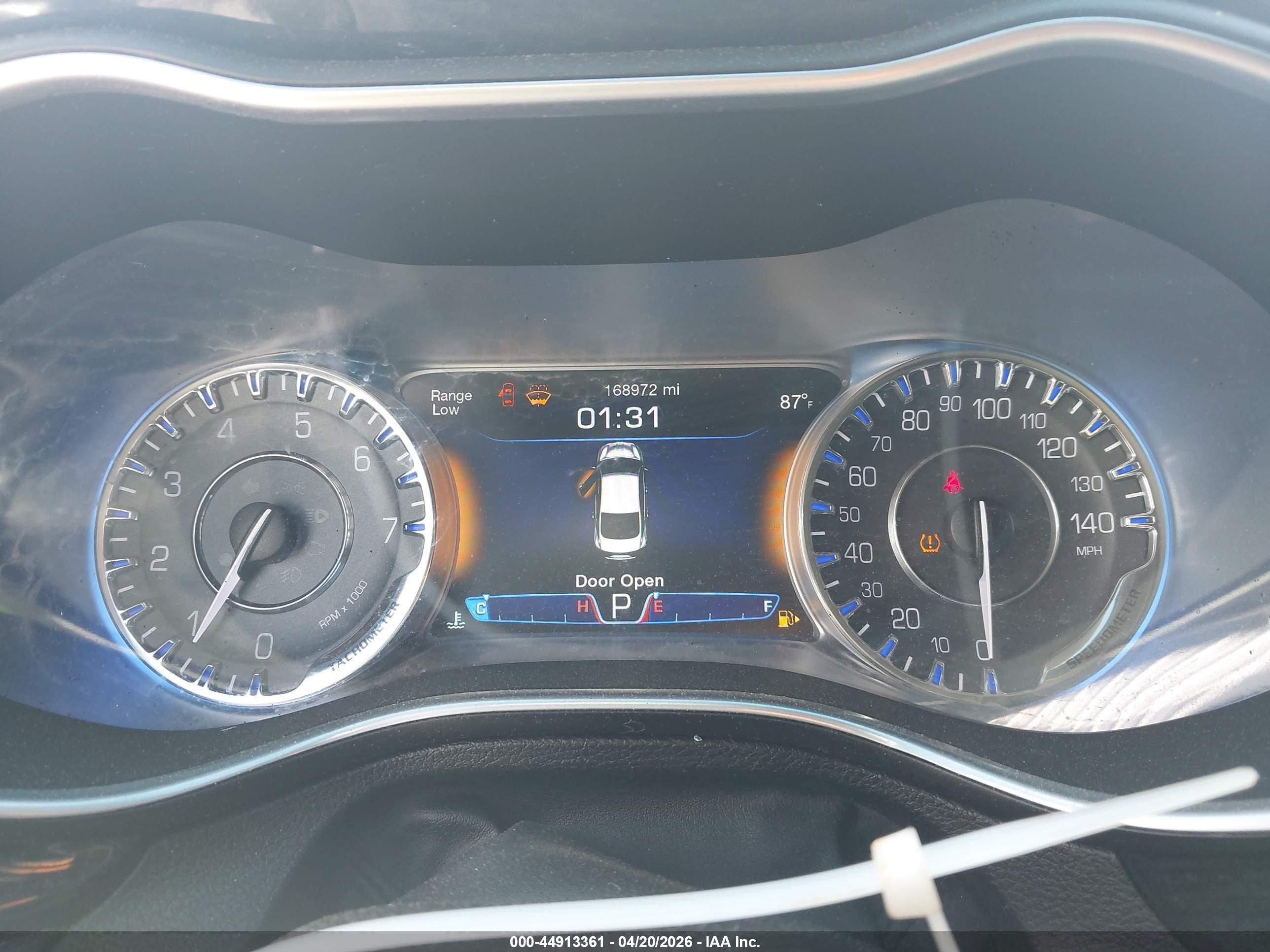 CHRYSLER 200 image 7