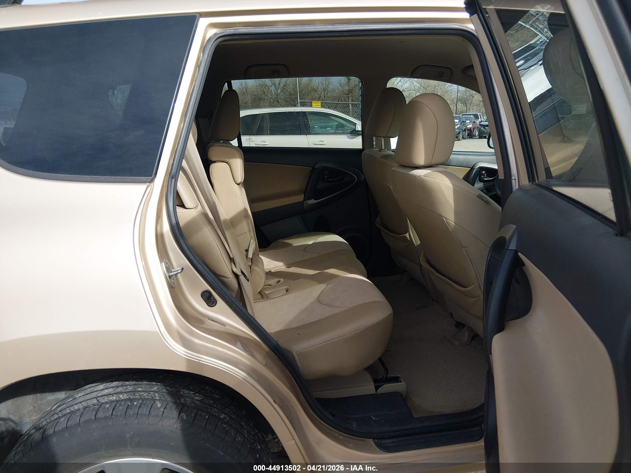 TOYOTA RAV4 image 8