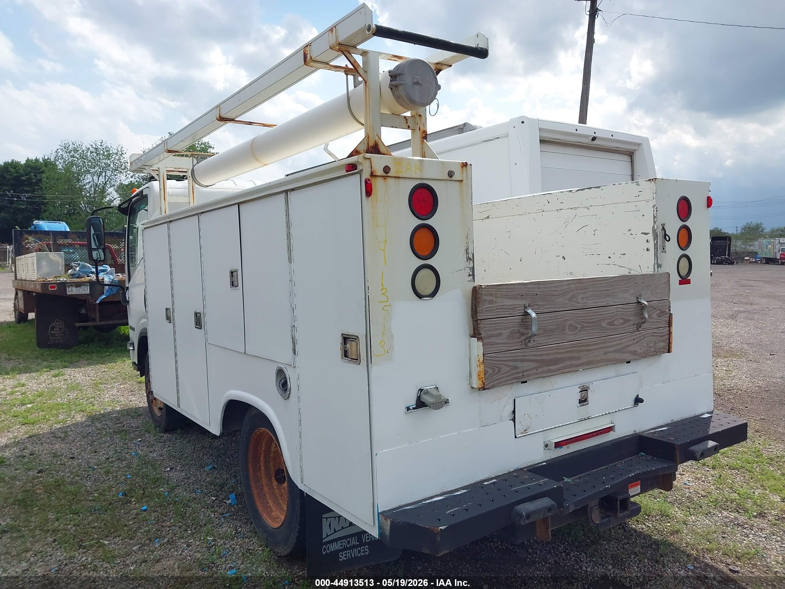 ISUZU NPR image 3