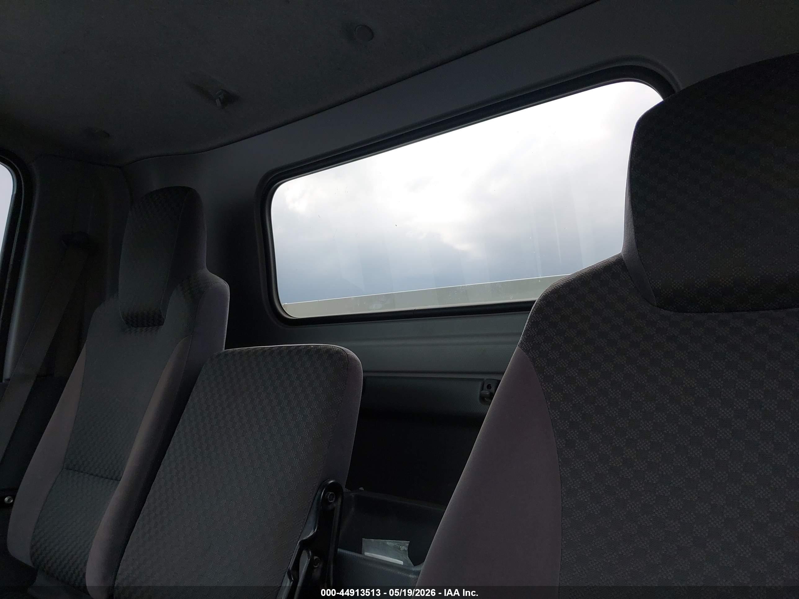 ISUZU NPR image 8