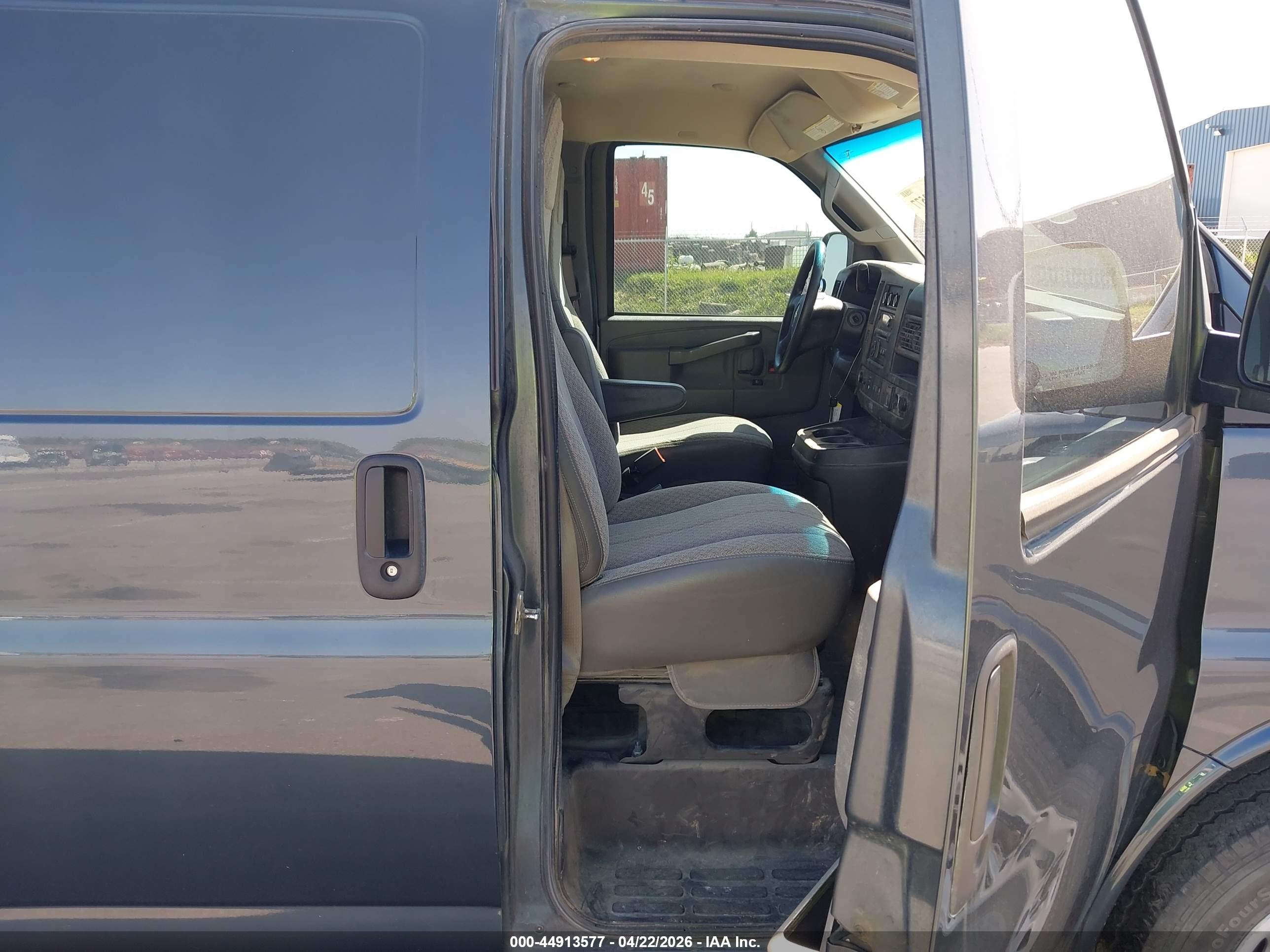 CHEVROLET EXPRESS image 5