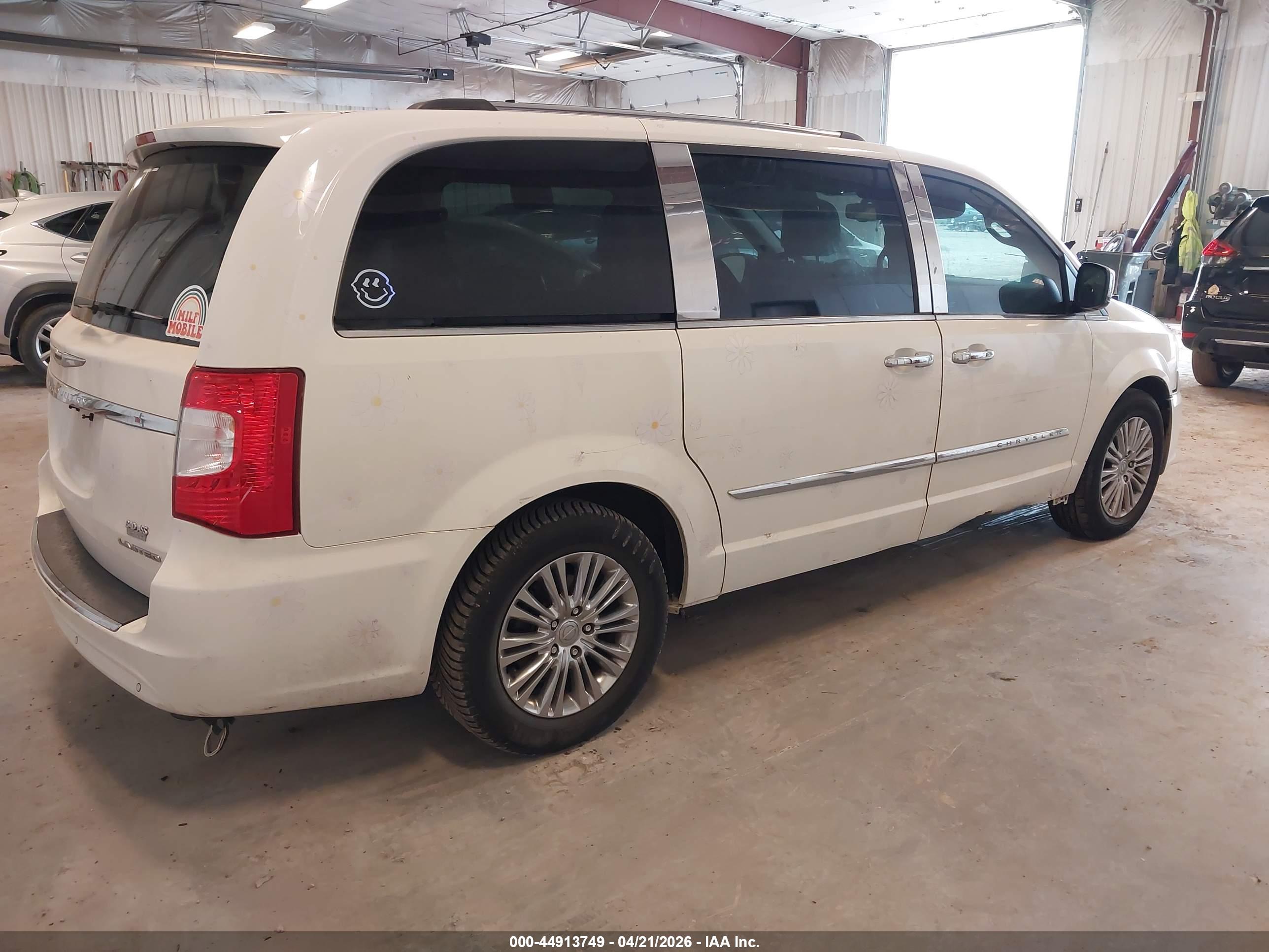 CHRYSLER TOWN image 4