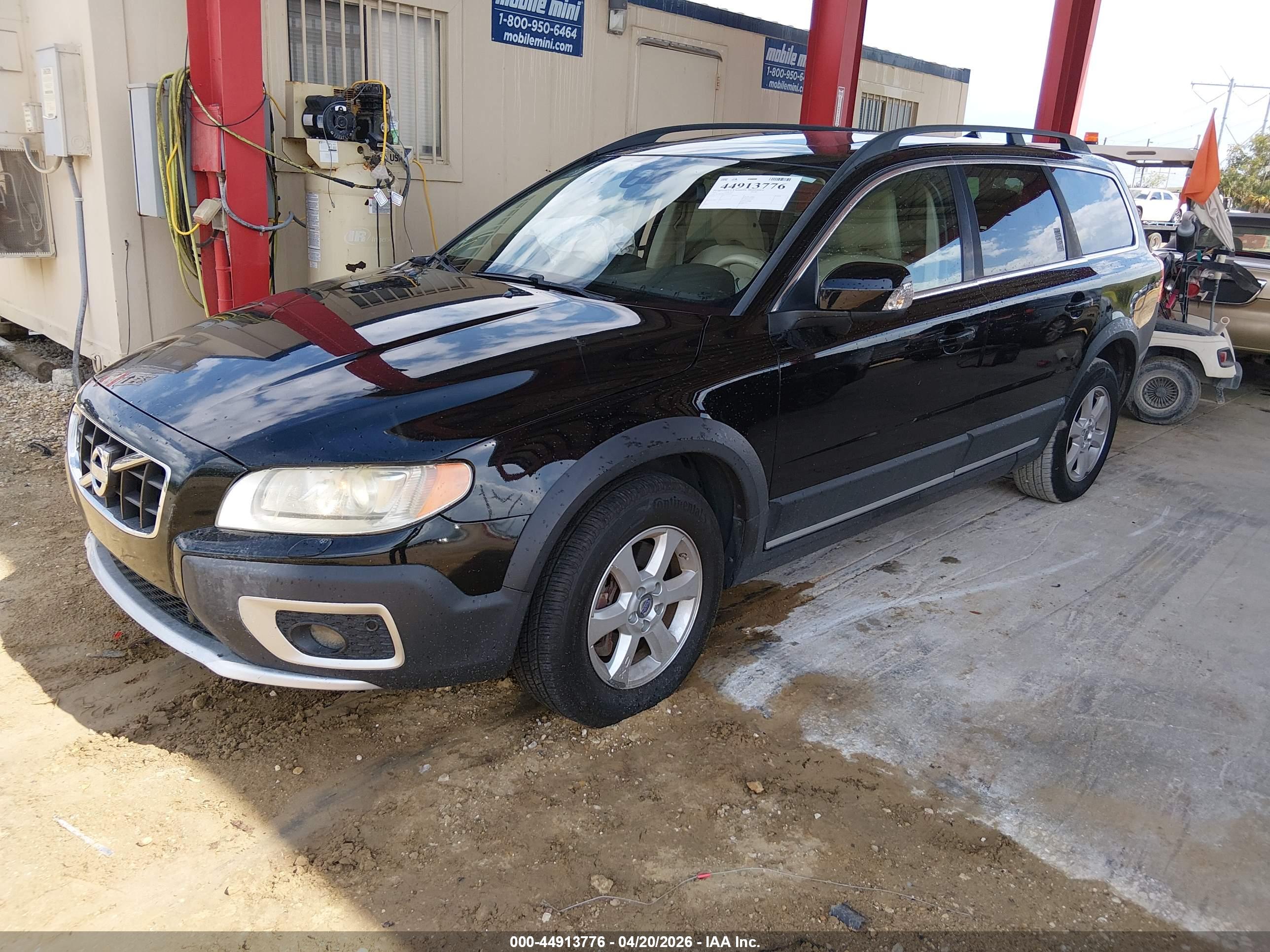 VOLVO XC70 image 2