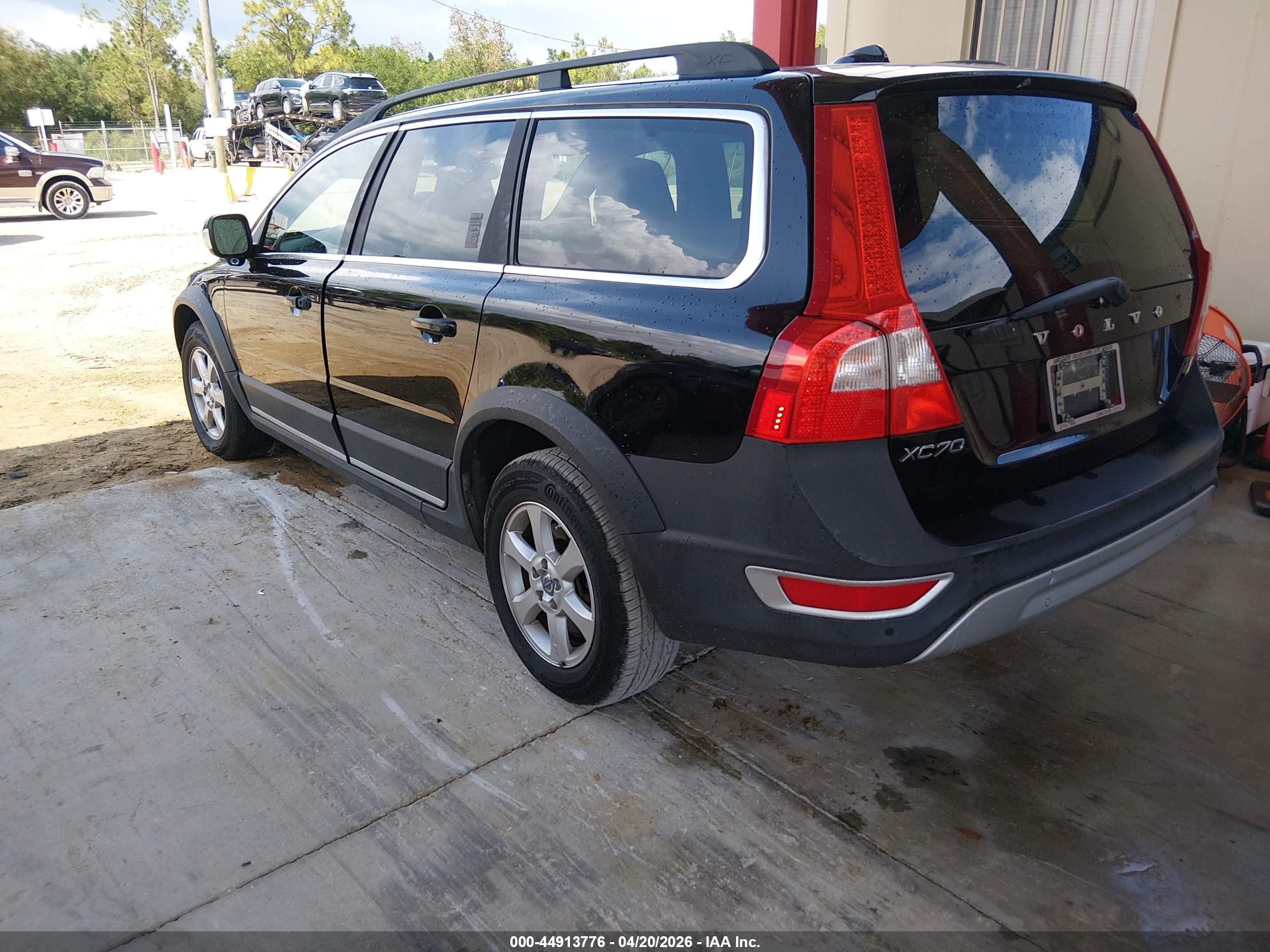 VOLVO XC70 image 3