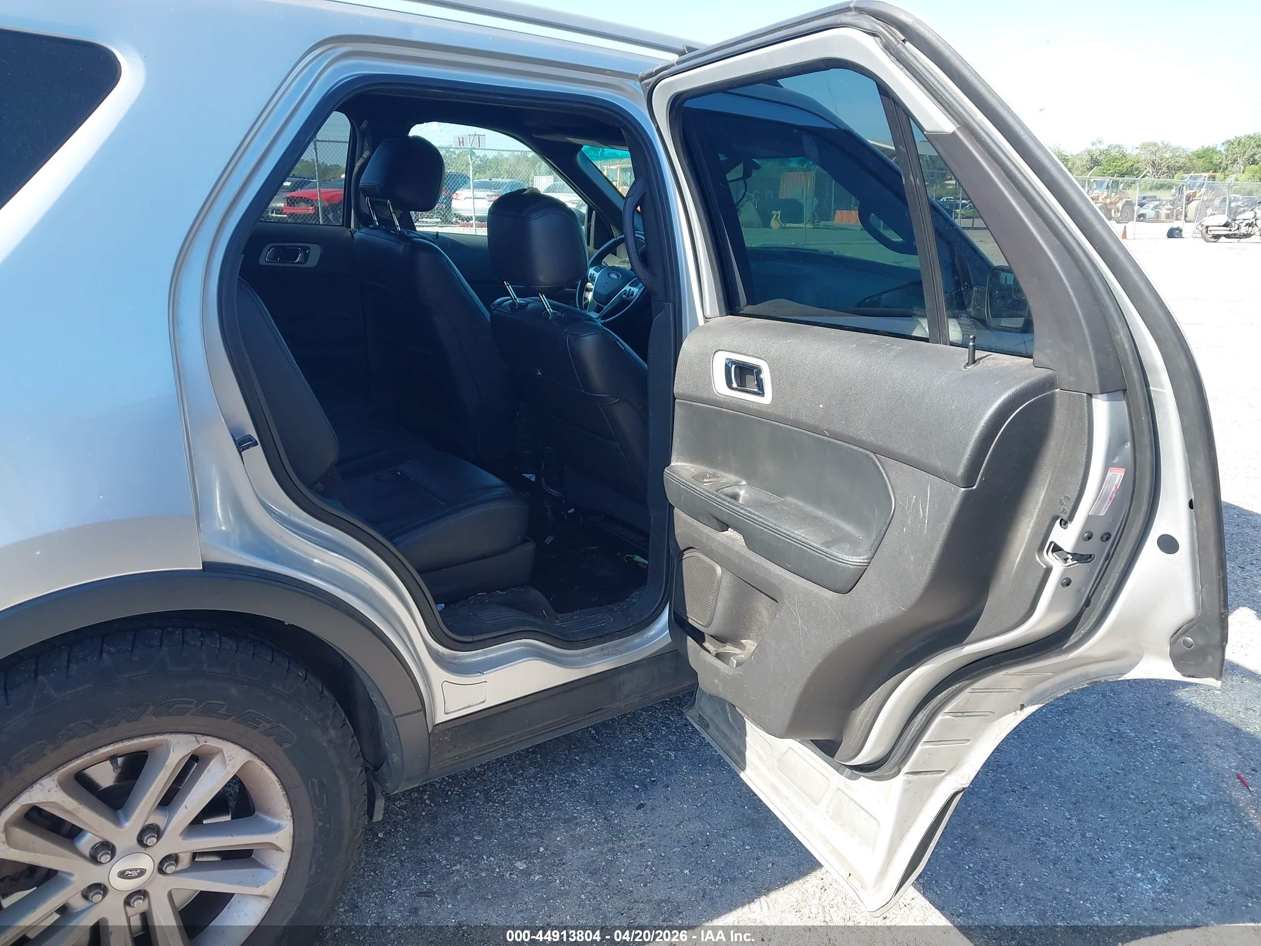 FORD EXPLORER image 8