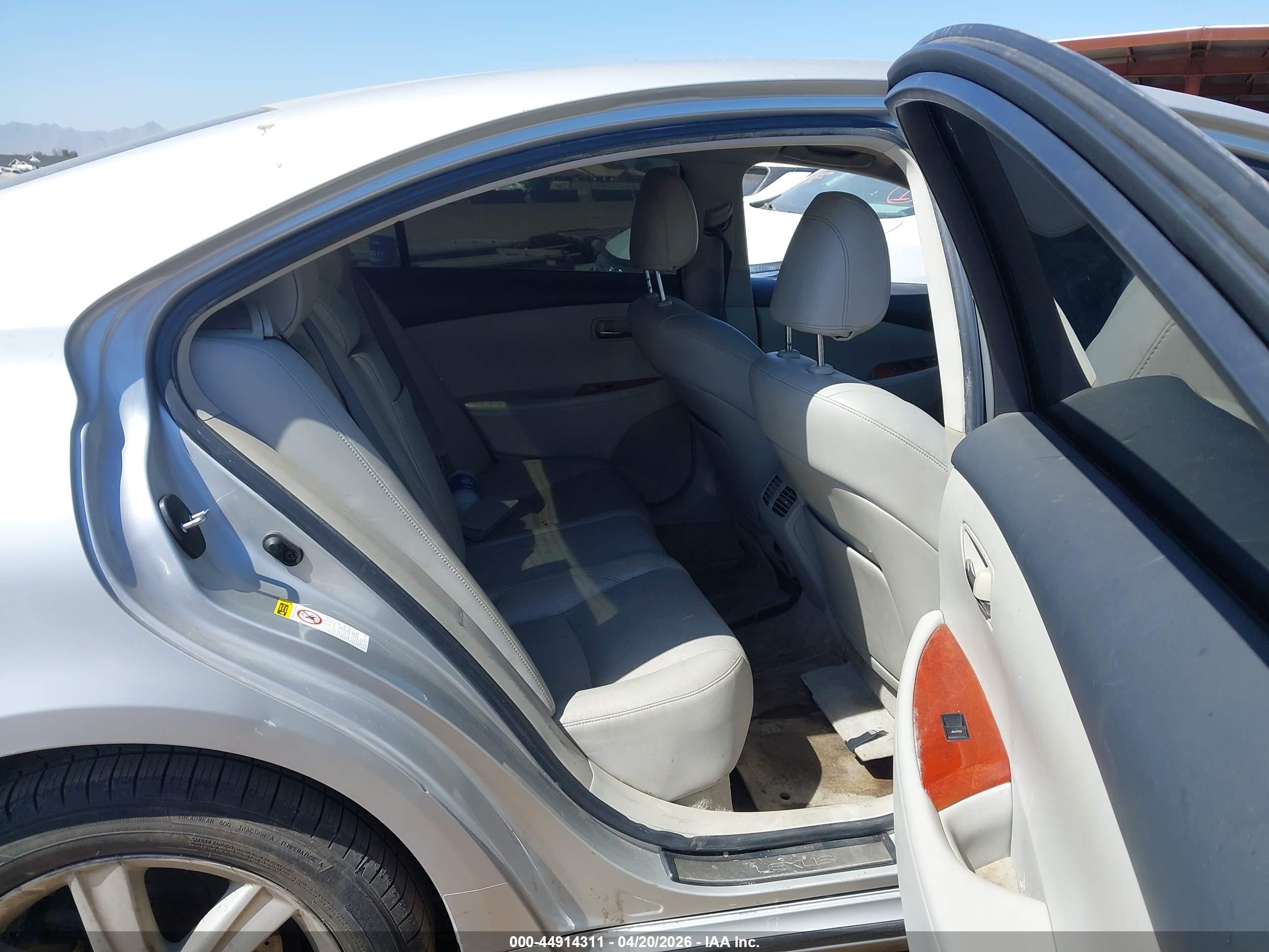 LEXUS ES image 8