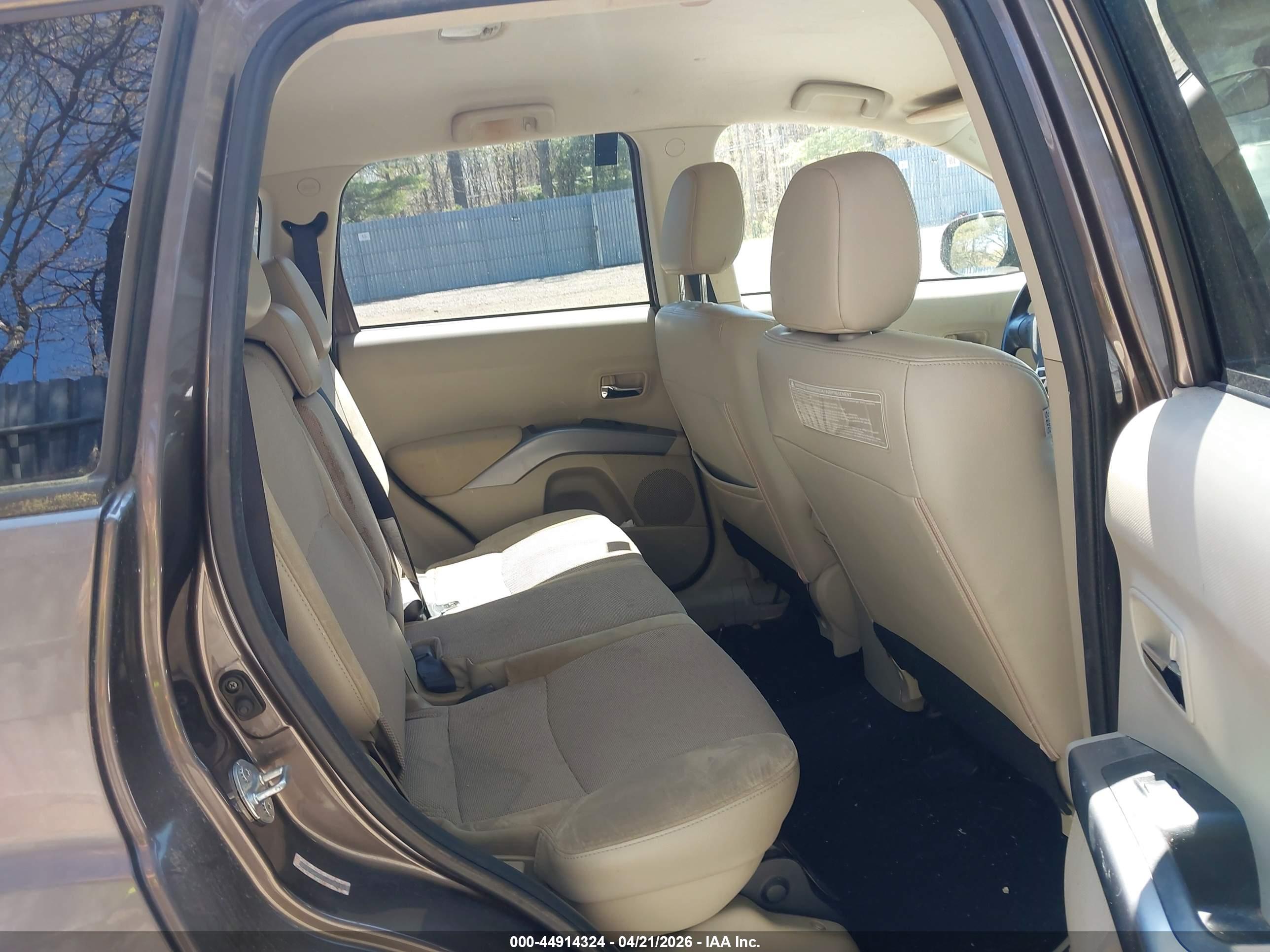 MITSUBISHI OUTLANDER image 8