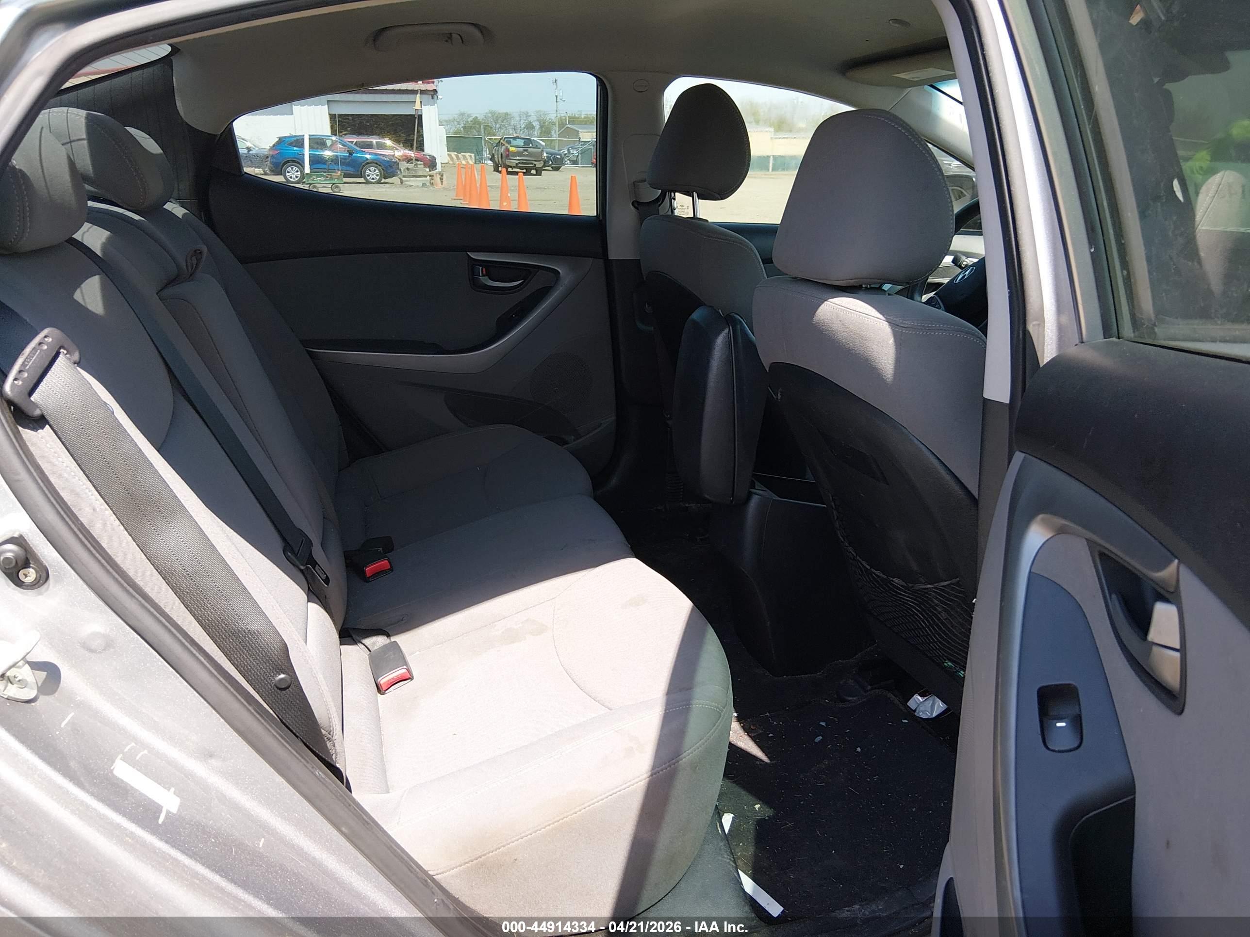HYUNDAI ELANTRA image 8