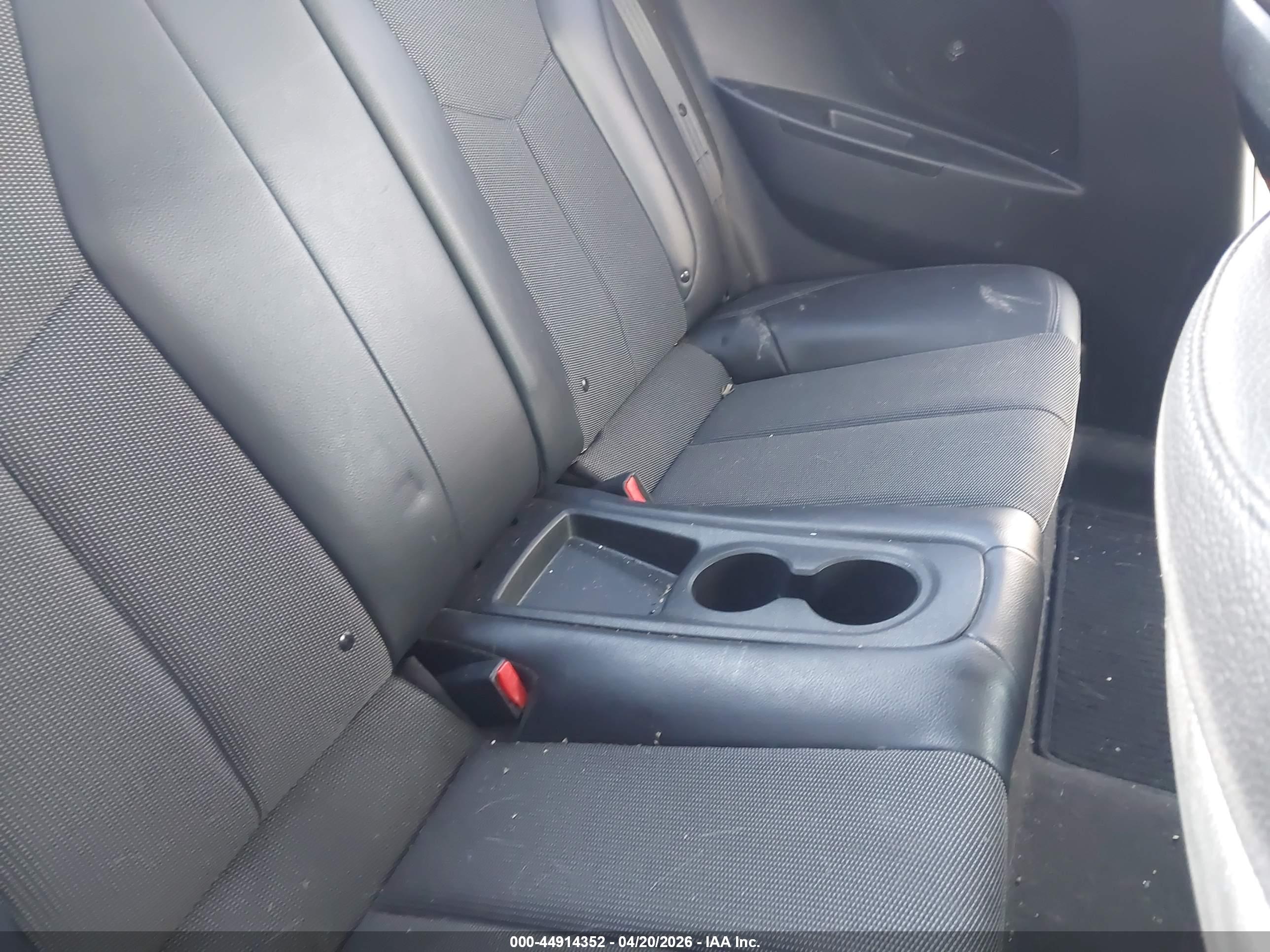 HYUNDAI VELOSTER image 8
