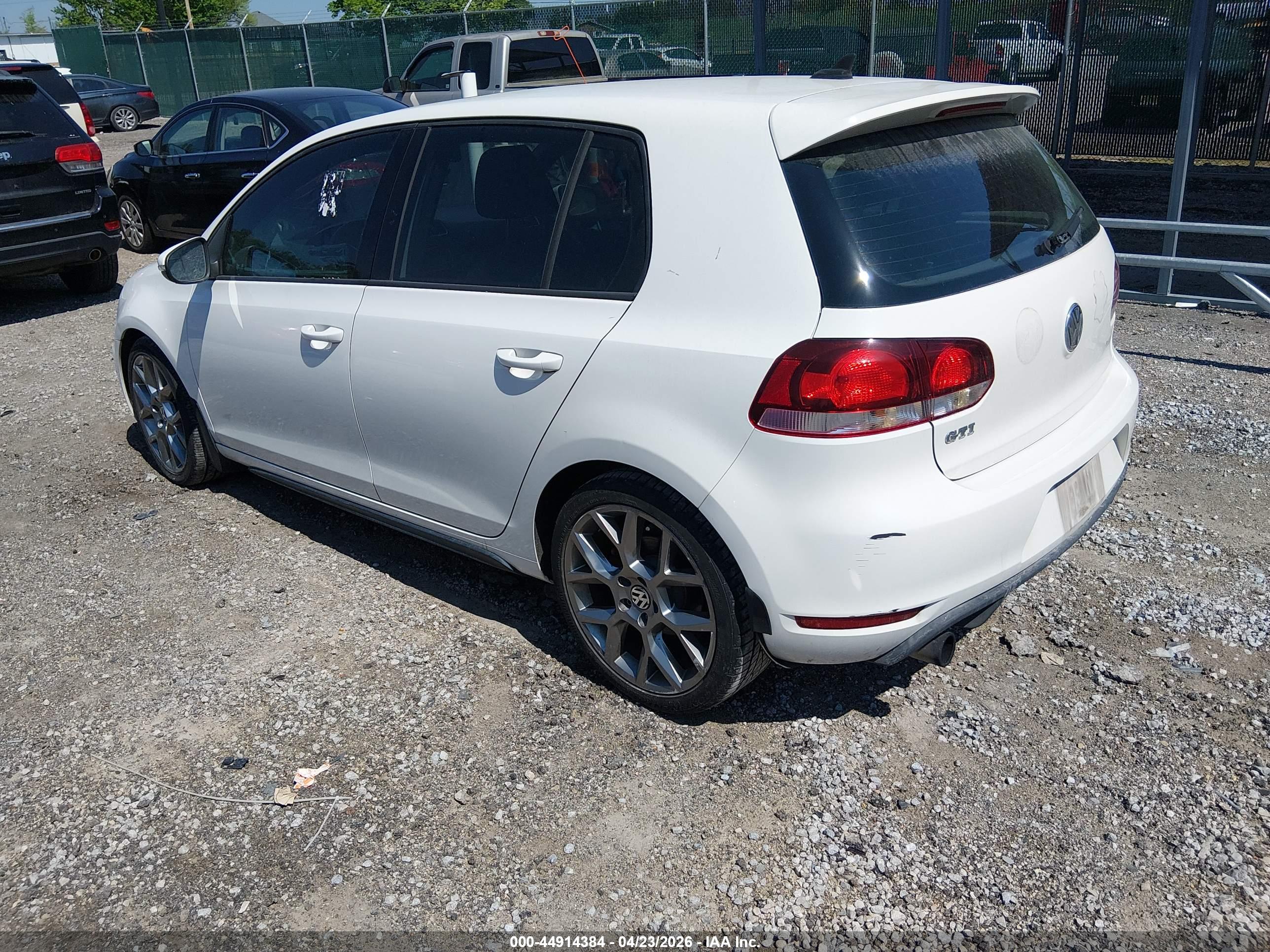 VOLKSWAGEN GTI image 3