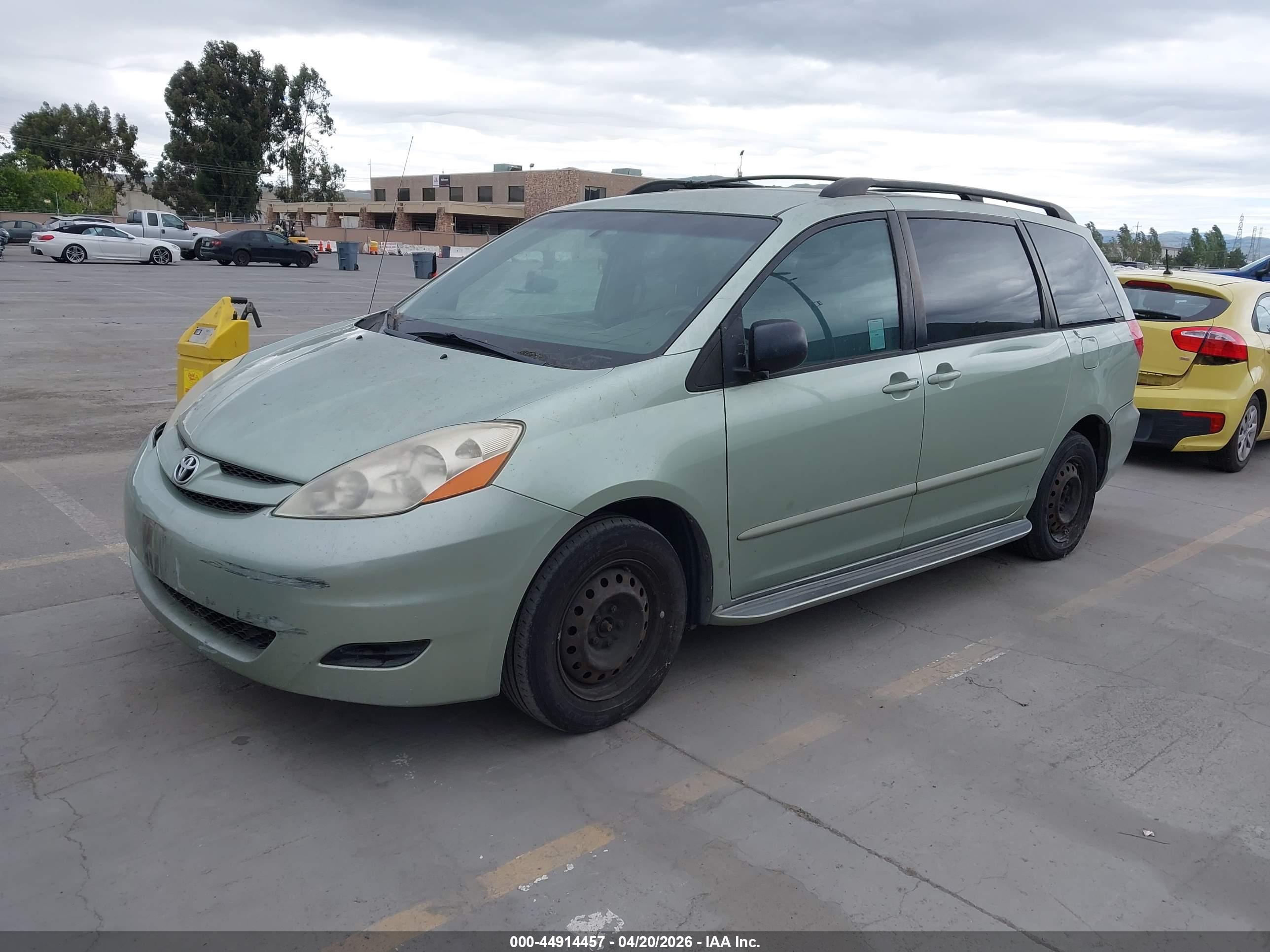 TOYOTA SIENNA image 2