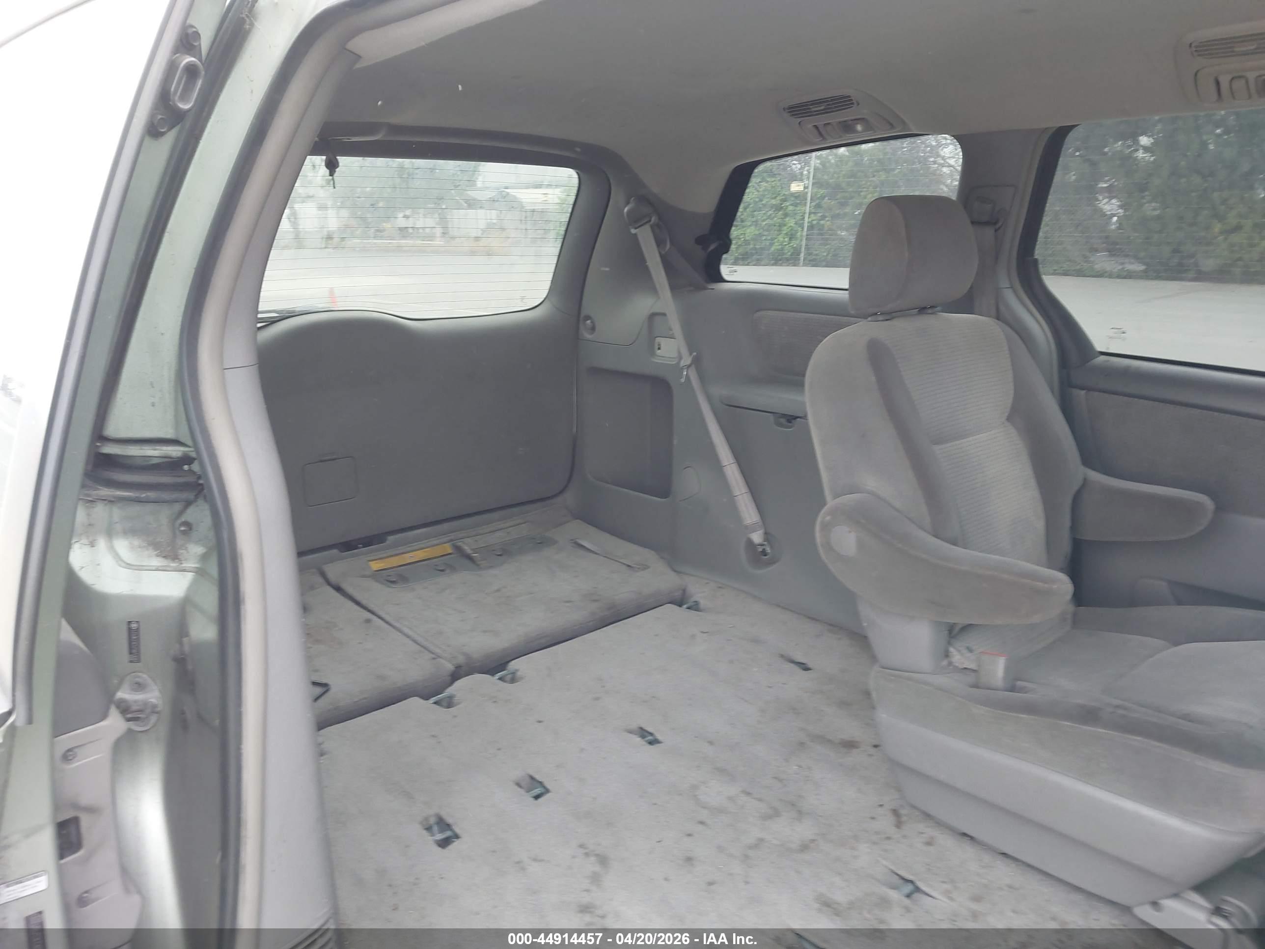 TOYOTA SIENNA image 8