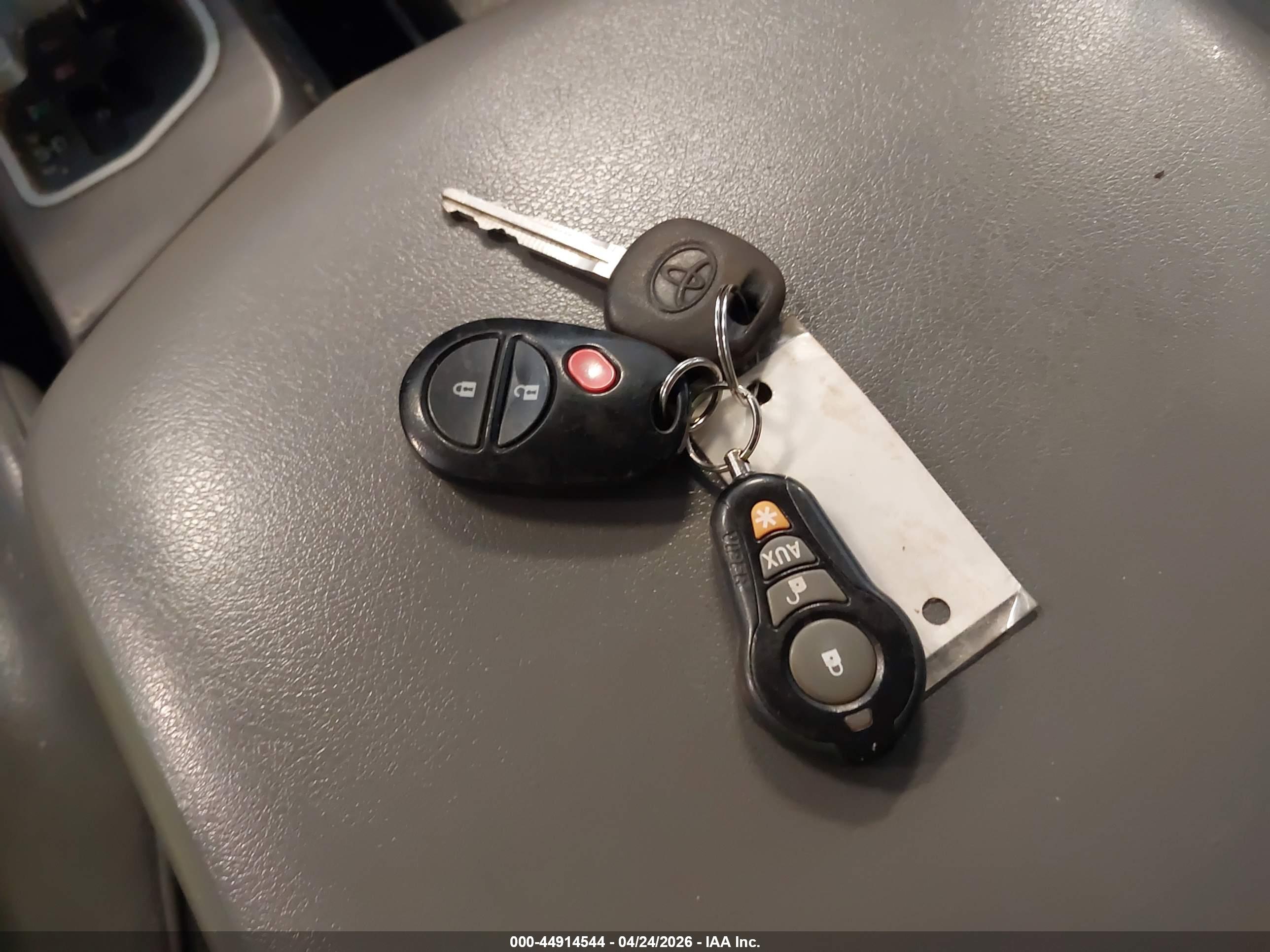 TOYOTA SEQUOIA image 11