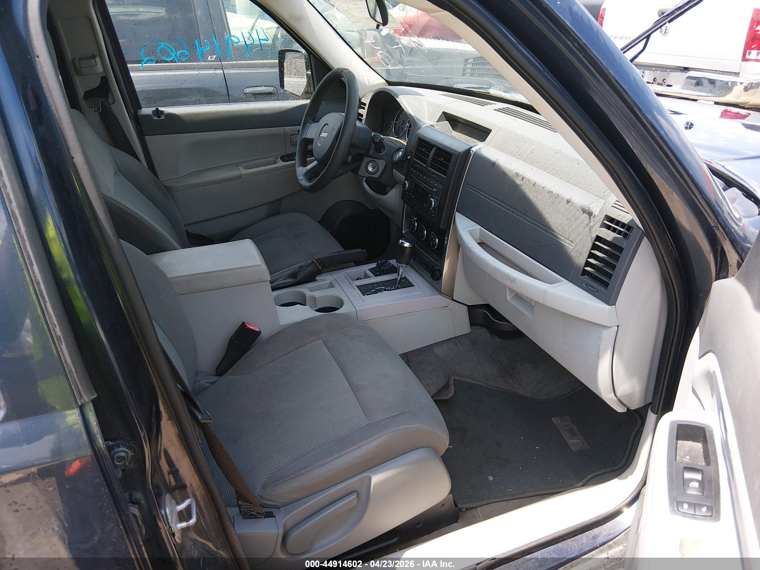 JEEP LIBERTY image 5