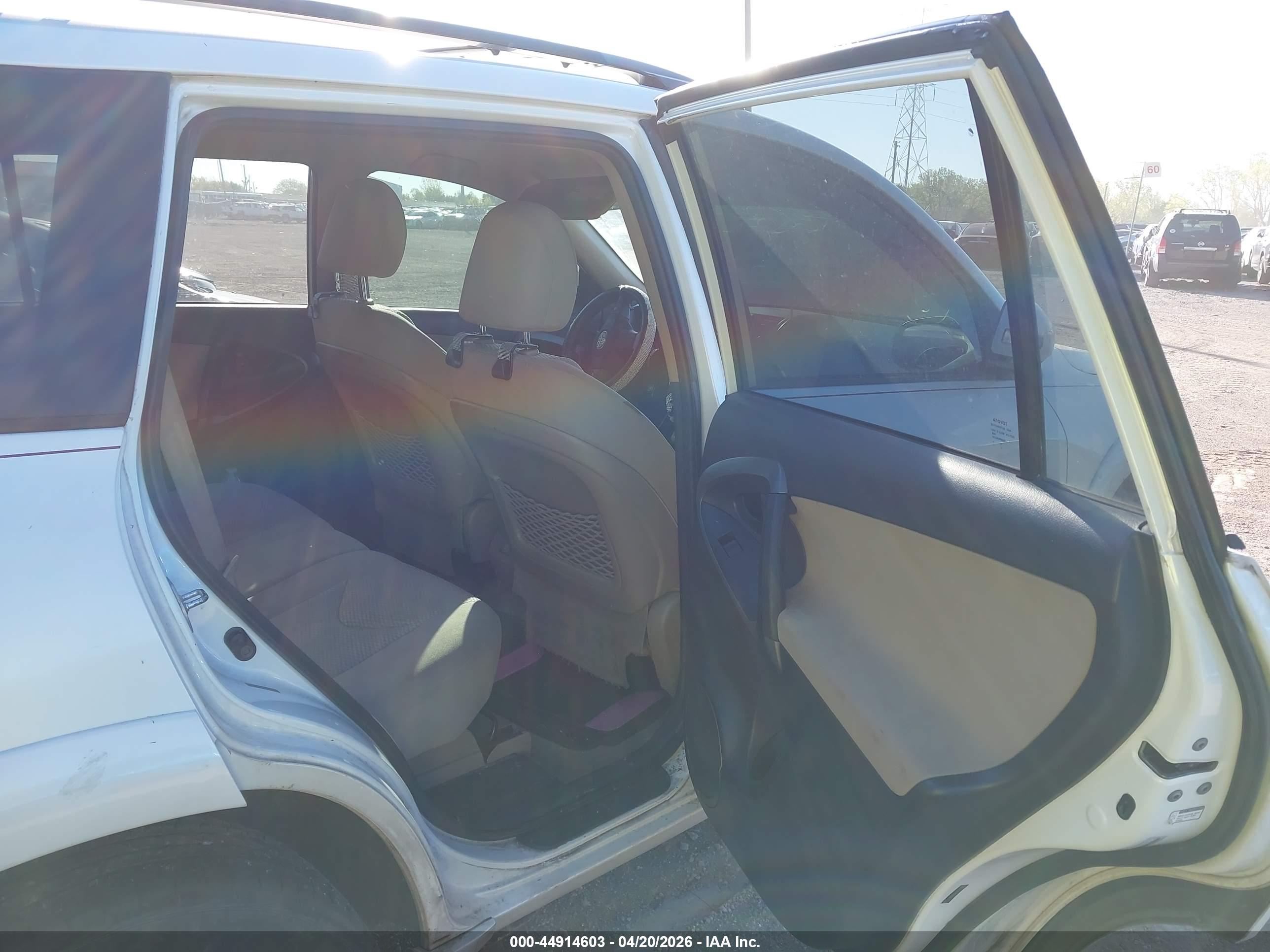 TOYOTA RAV4 image 8