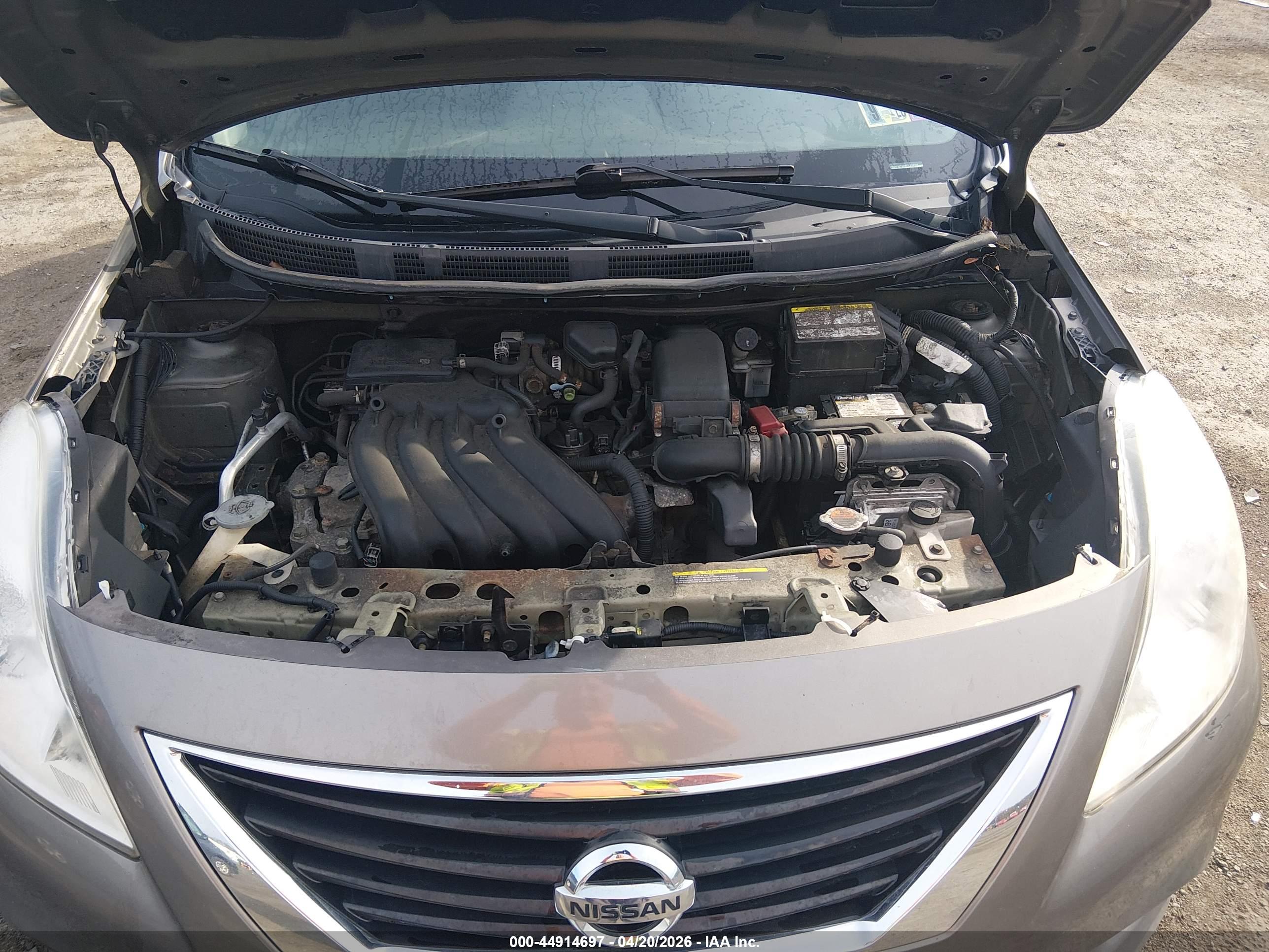 NISSAN VERSA image 10