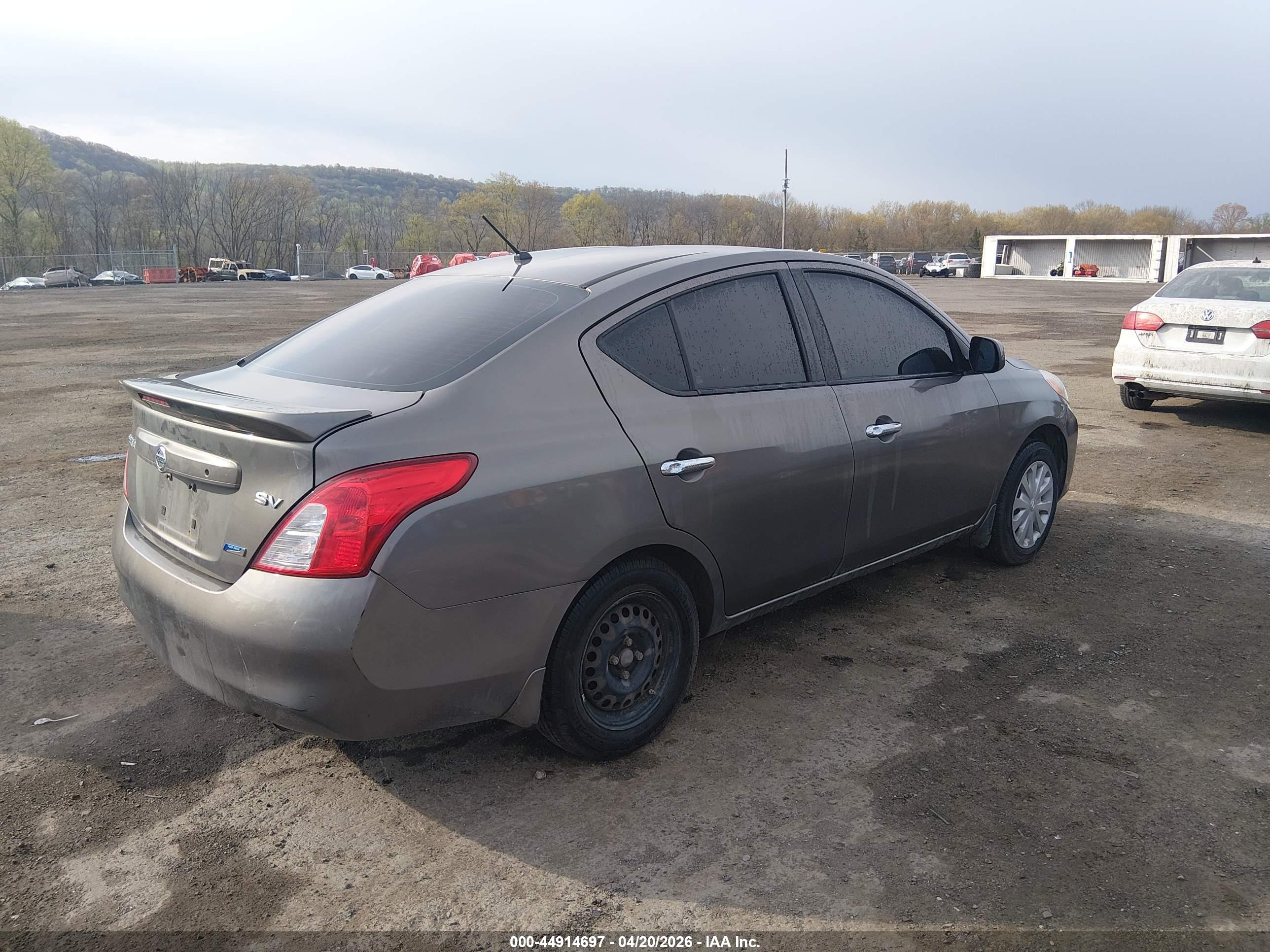 NISSAN VERSA image 4