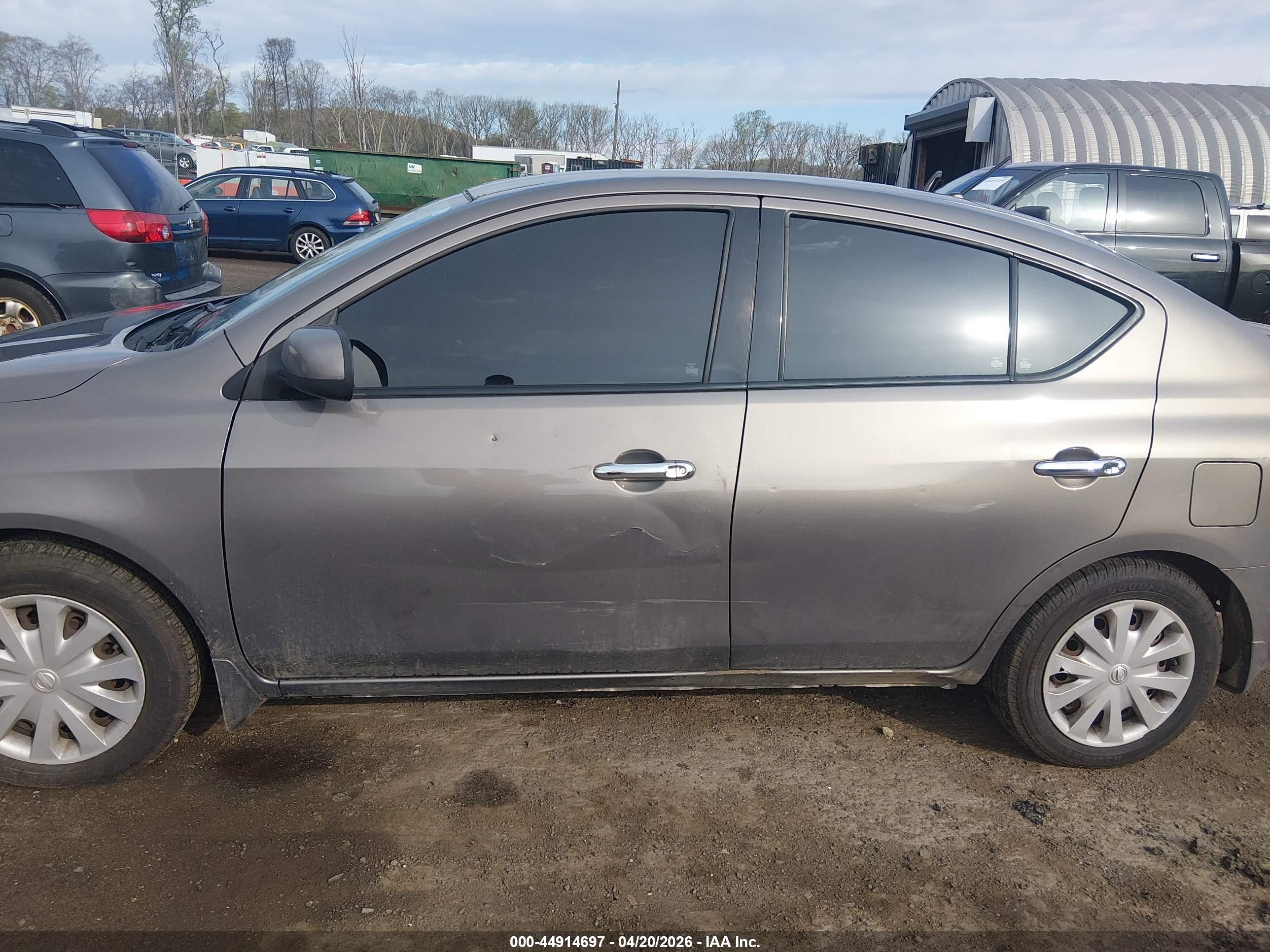 NISSAN VERSA image 6