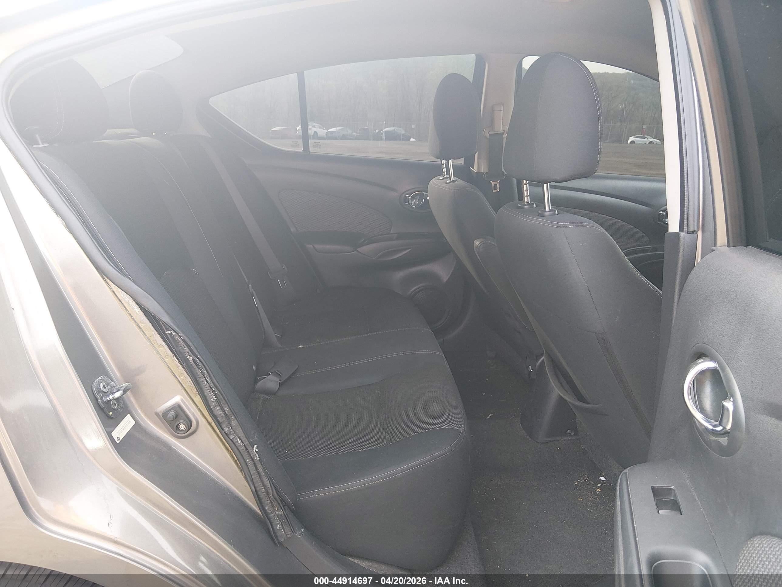 NISSAN VERSA image 8