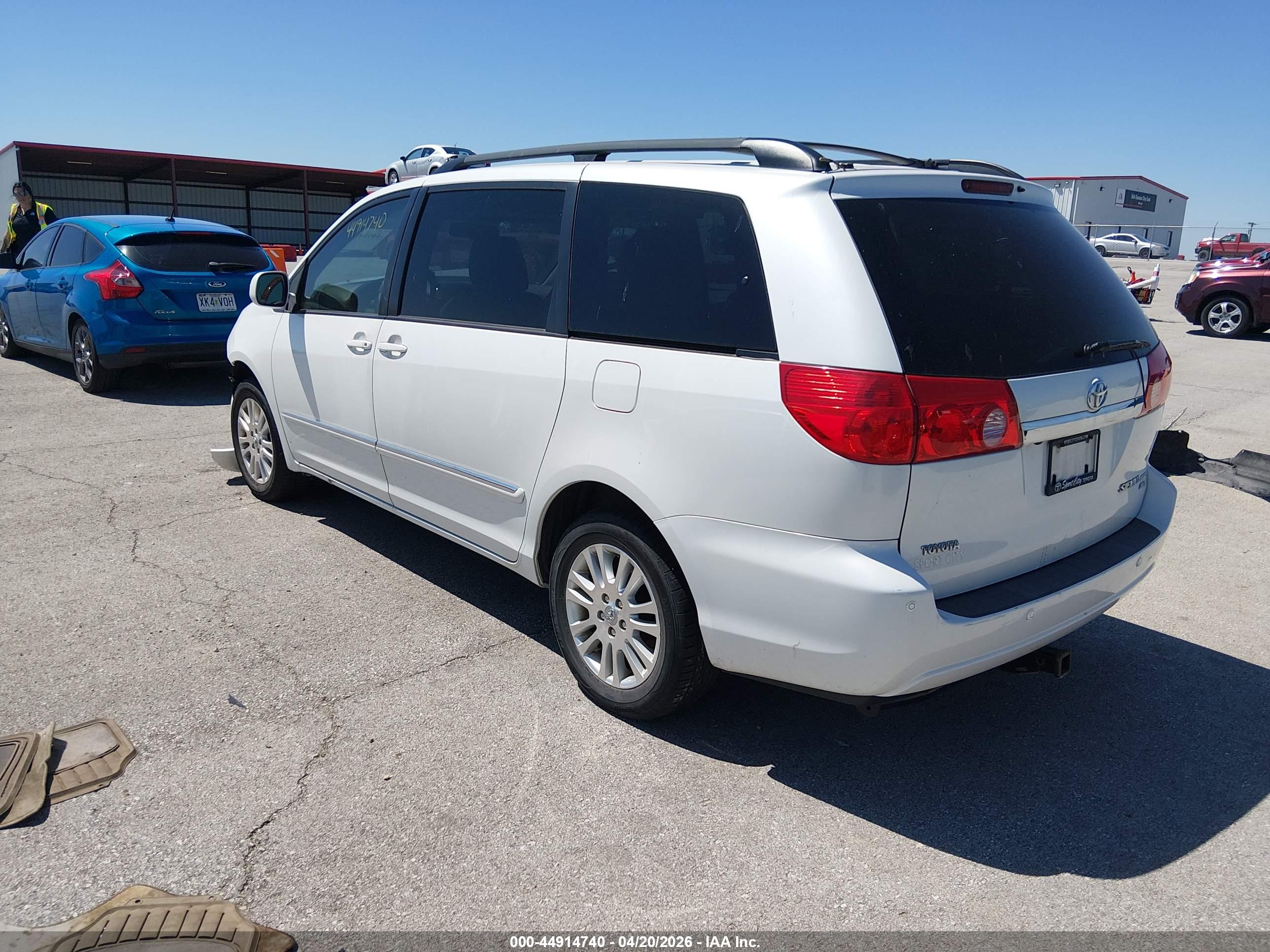 TOYOTA SIENNA image 3