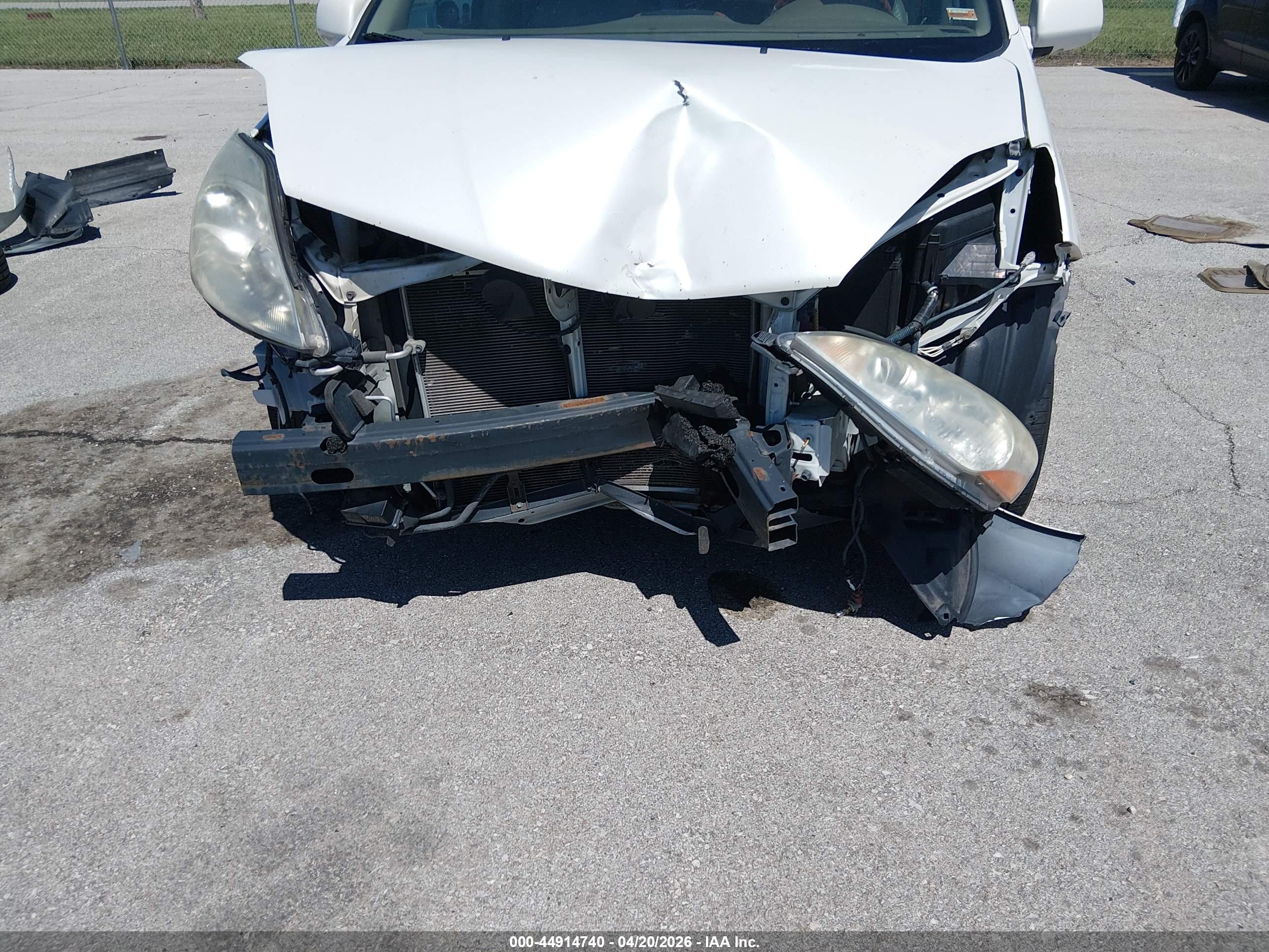 TOYOTA SIENNA image 6