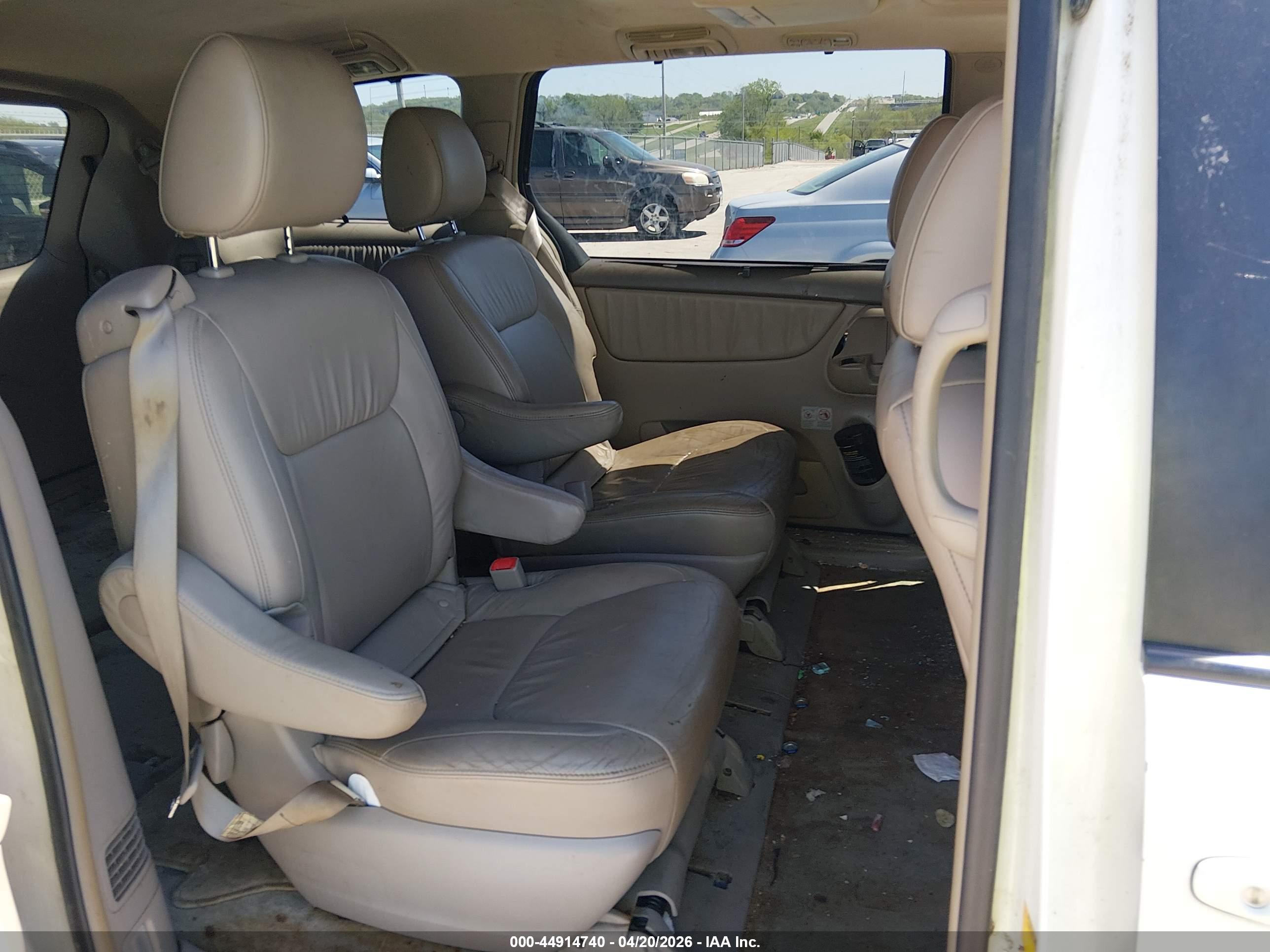 TOYOTA SIENNA image 8
