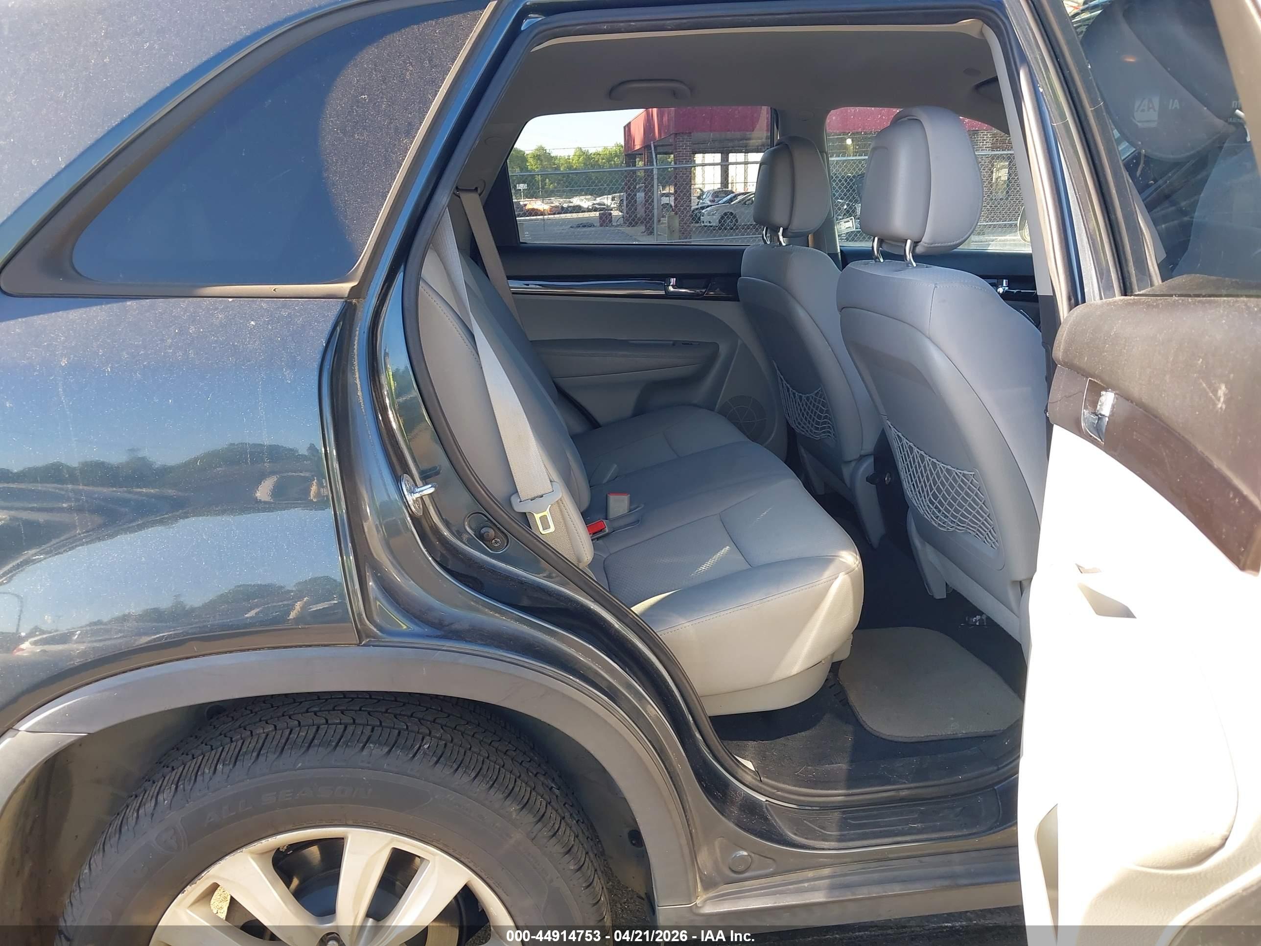 KIA SORENTO image 8