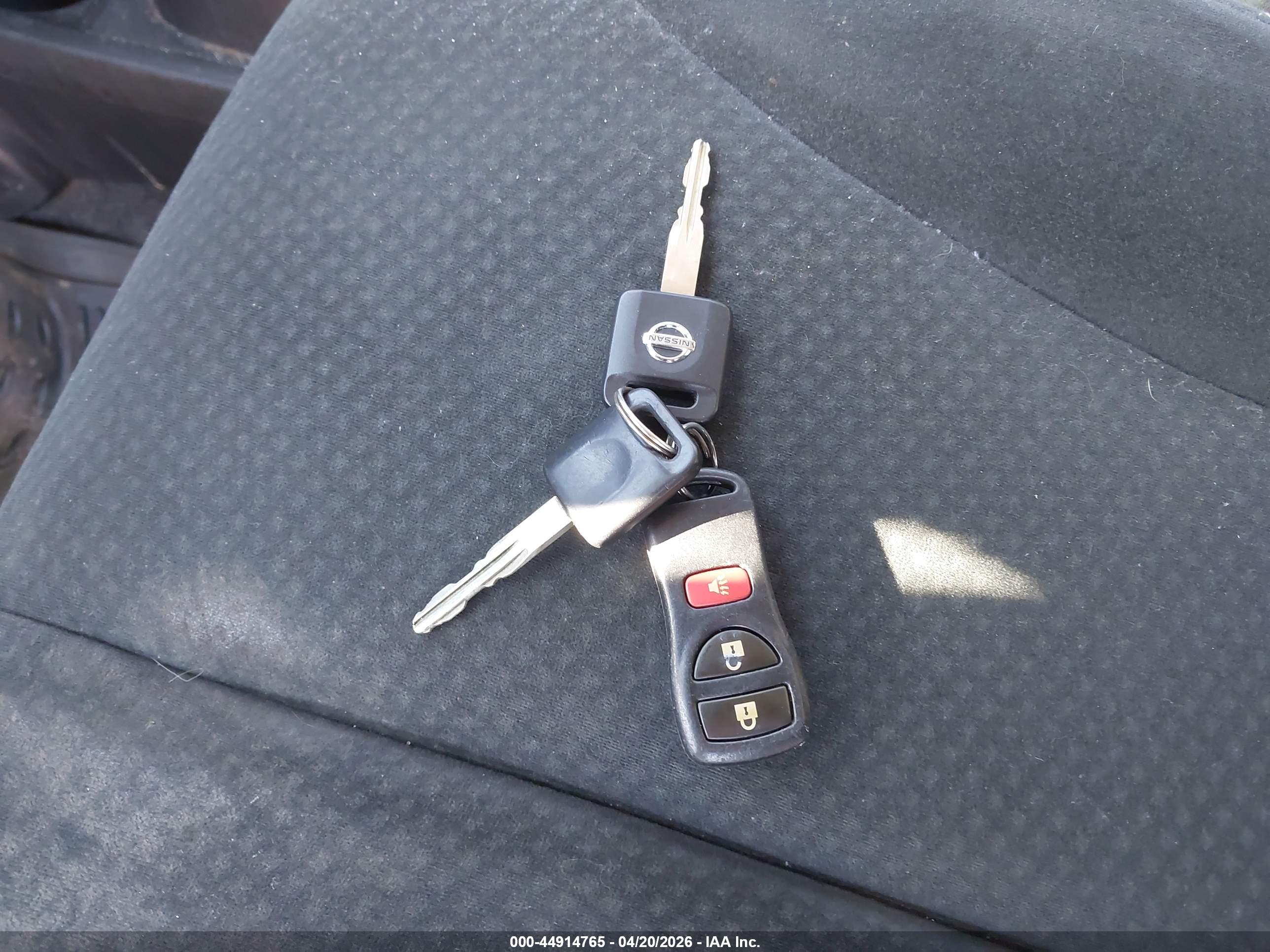 NISSAN VERSA image 11