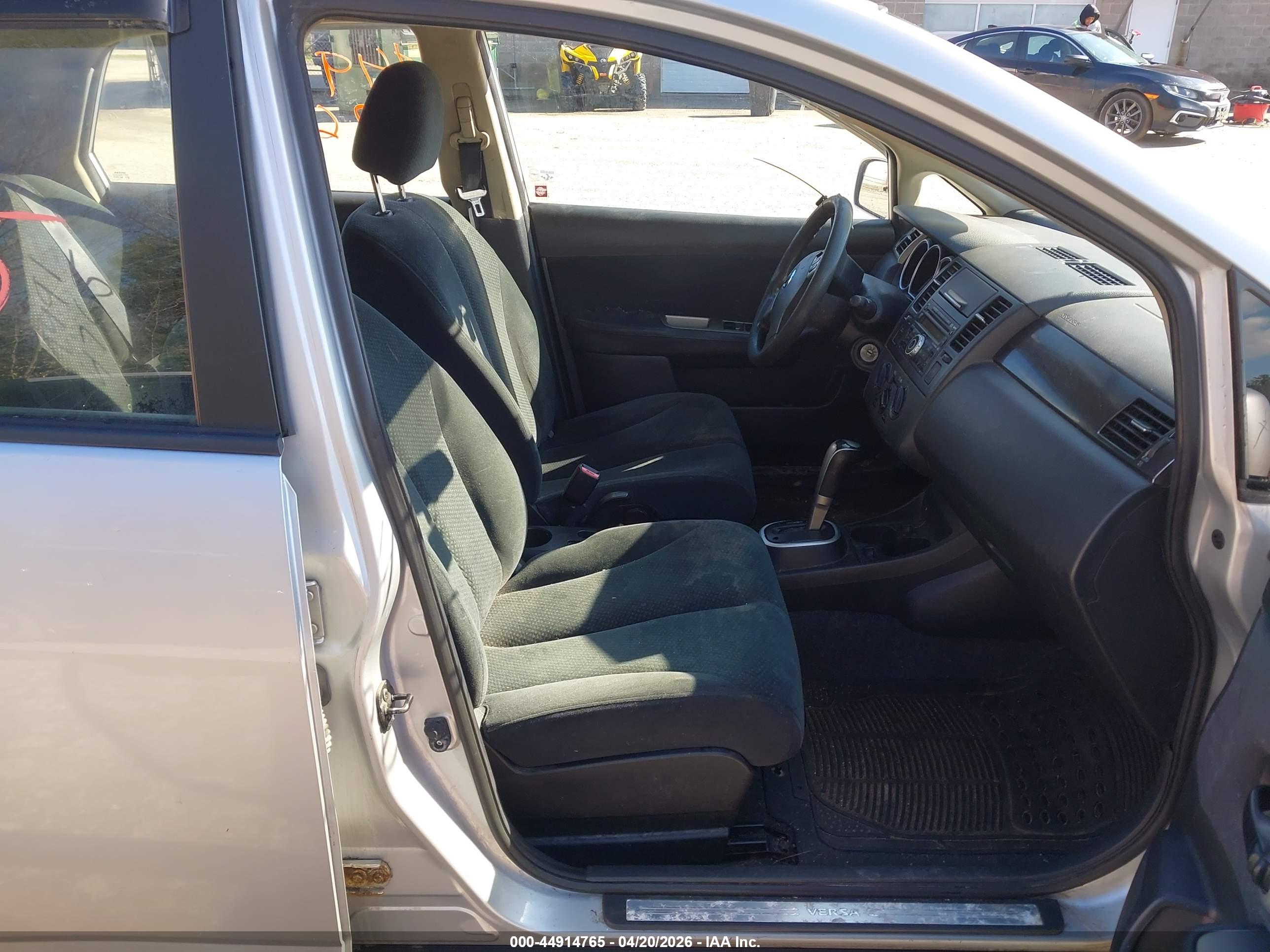 NISSAN VERSA image 5