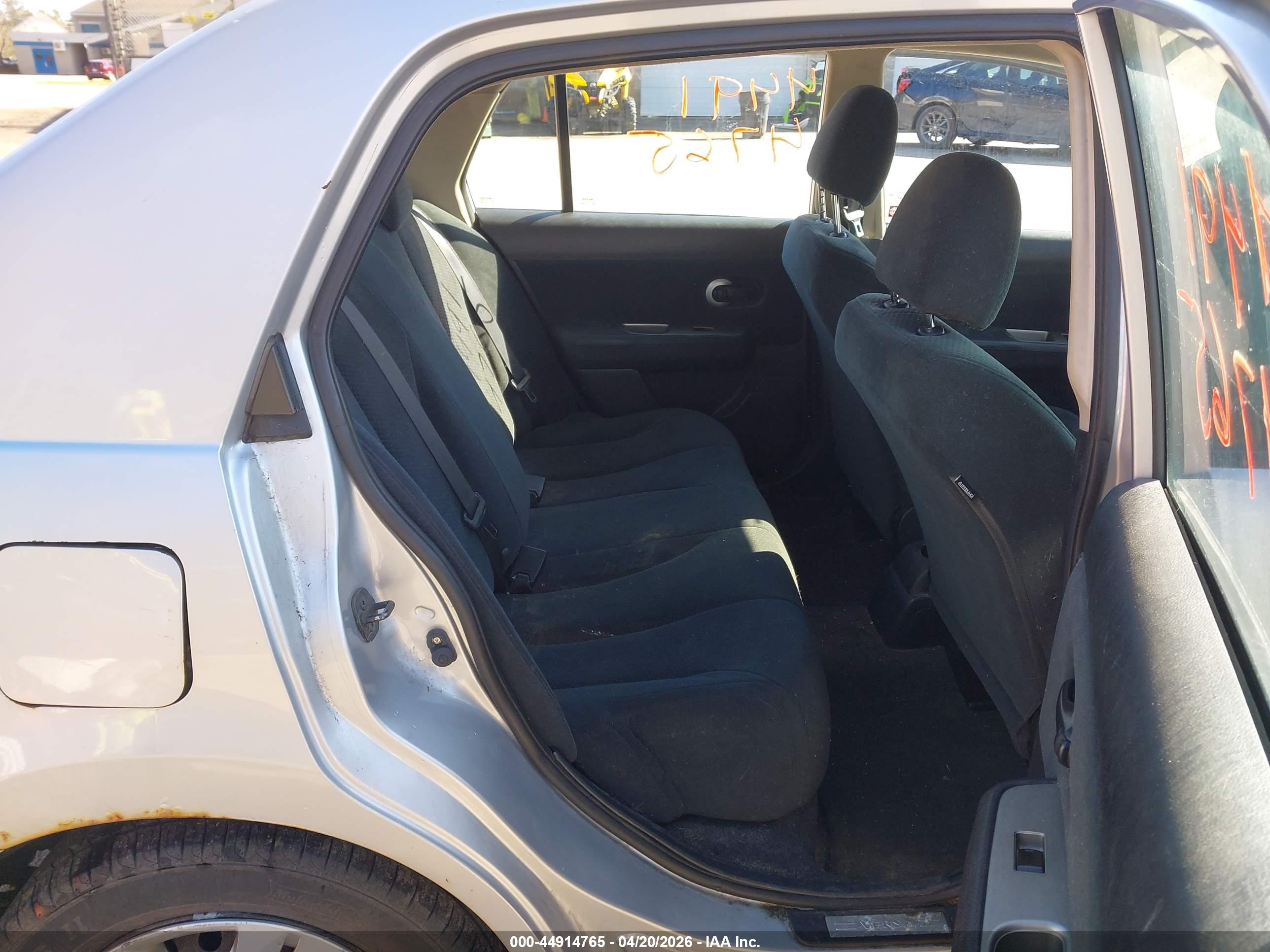 NISSAN VERSA image 8