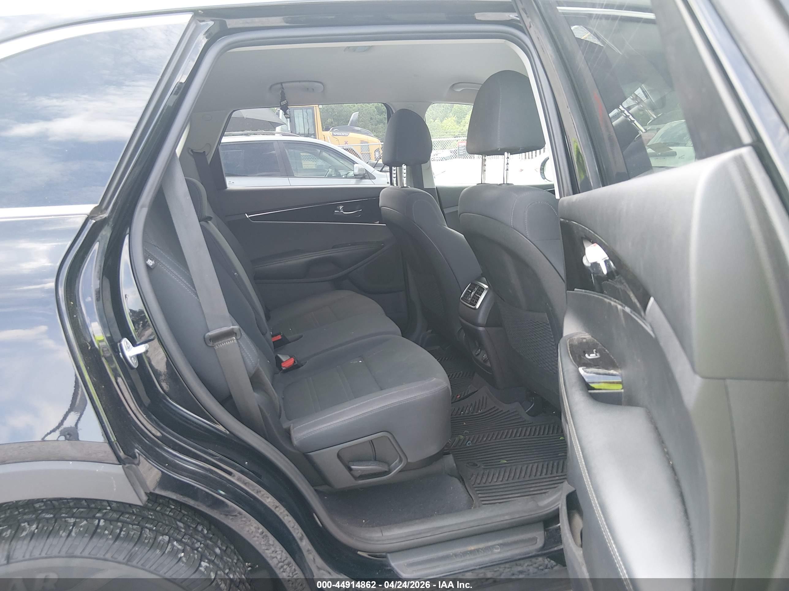 KIA SORENTO image 8