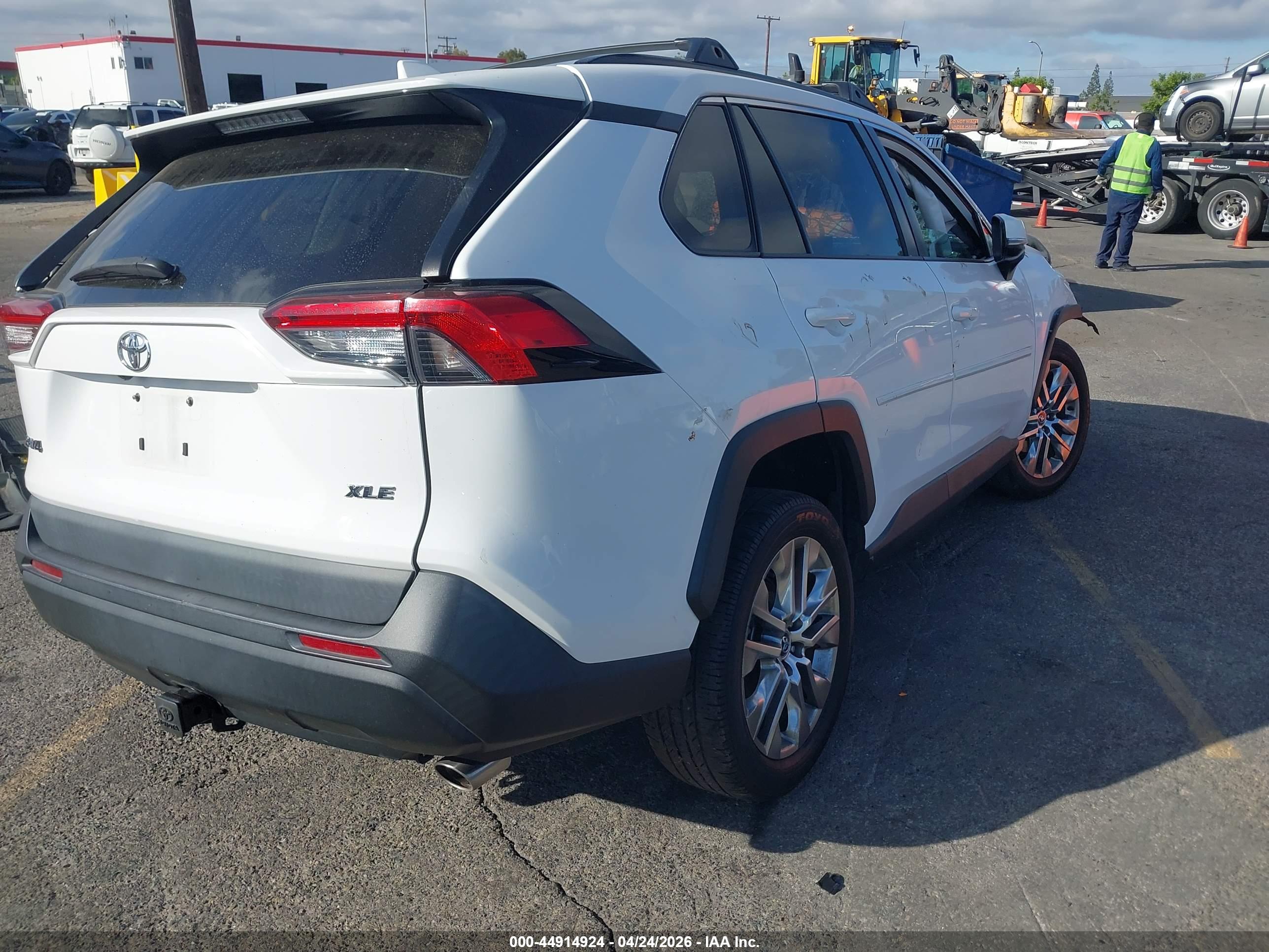 TOYOTA RAV4 image 4