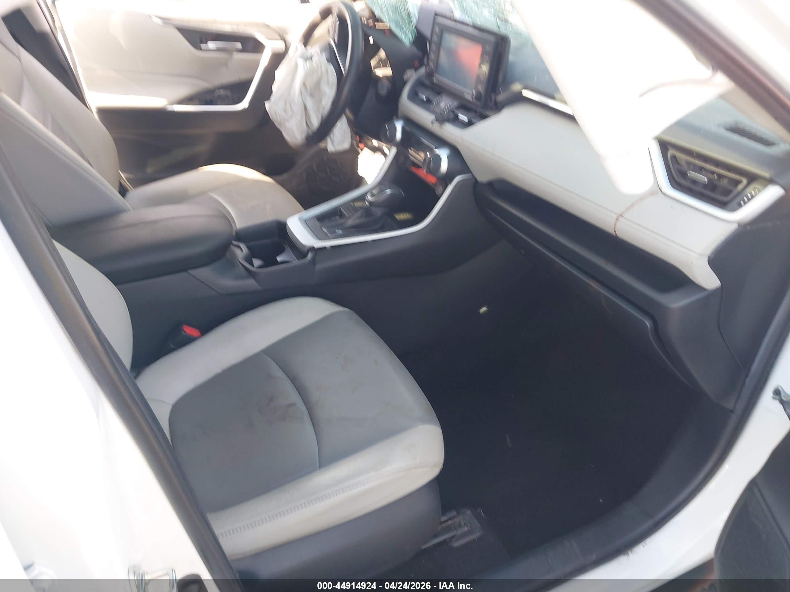 TOYOTA RAV4 image 5