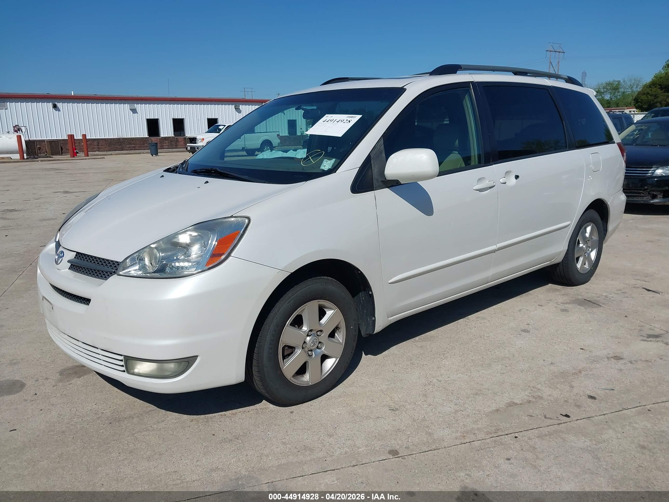 TOYOTA SIENNA image 2