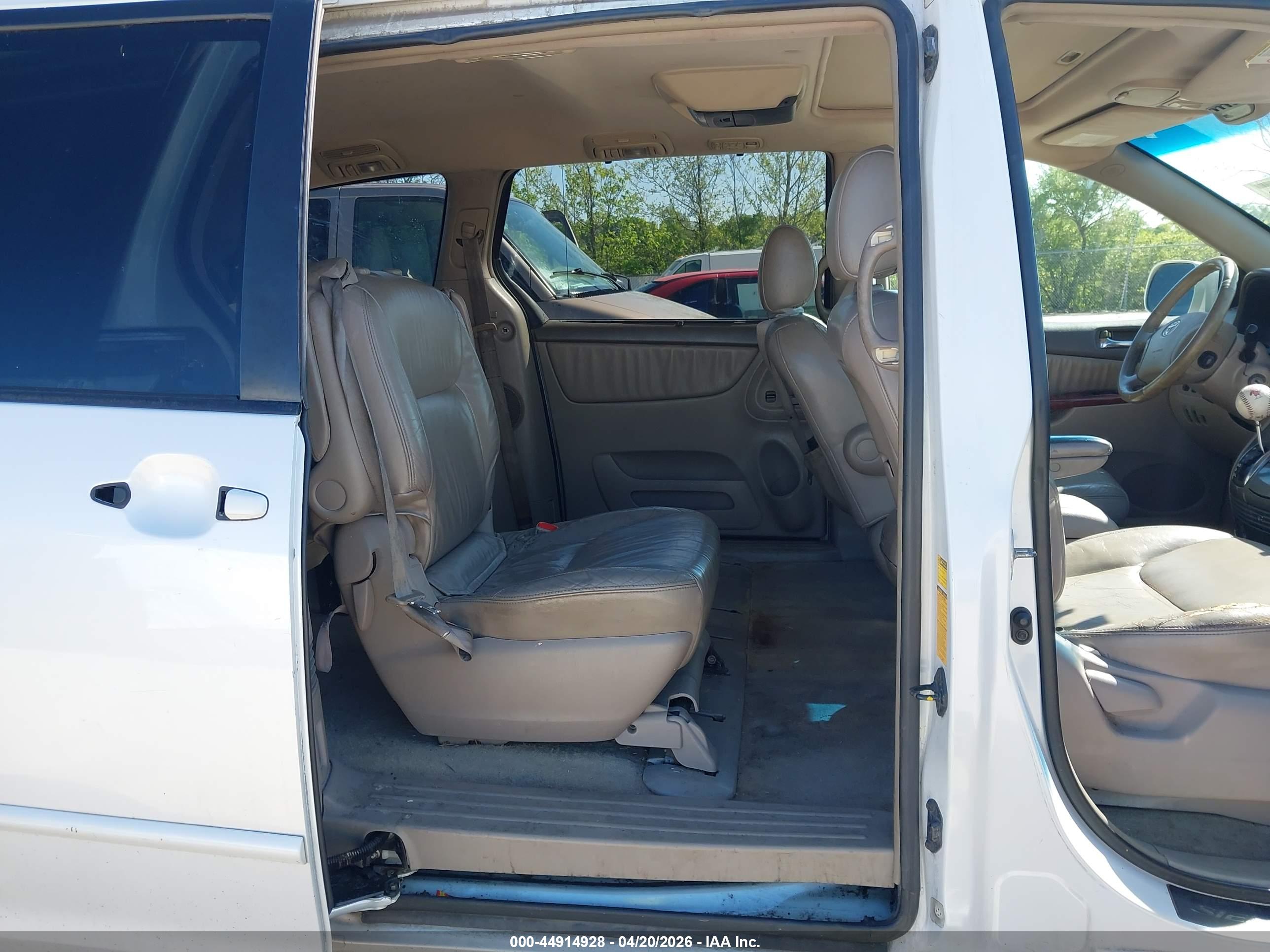 TOYOTA SIENNA image 8