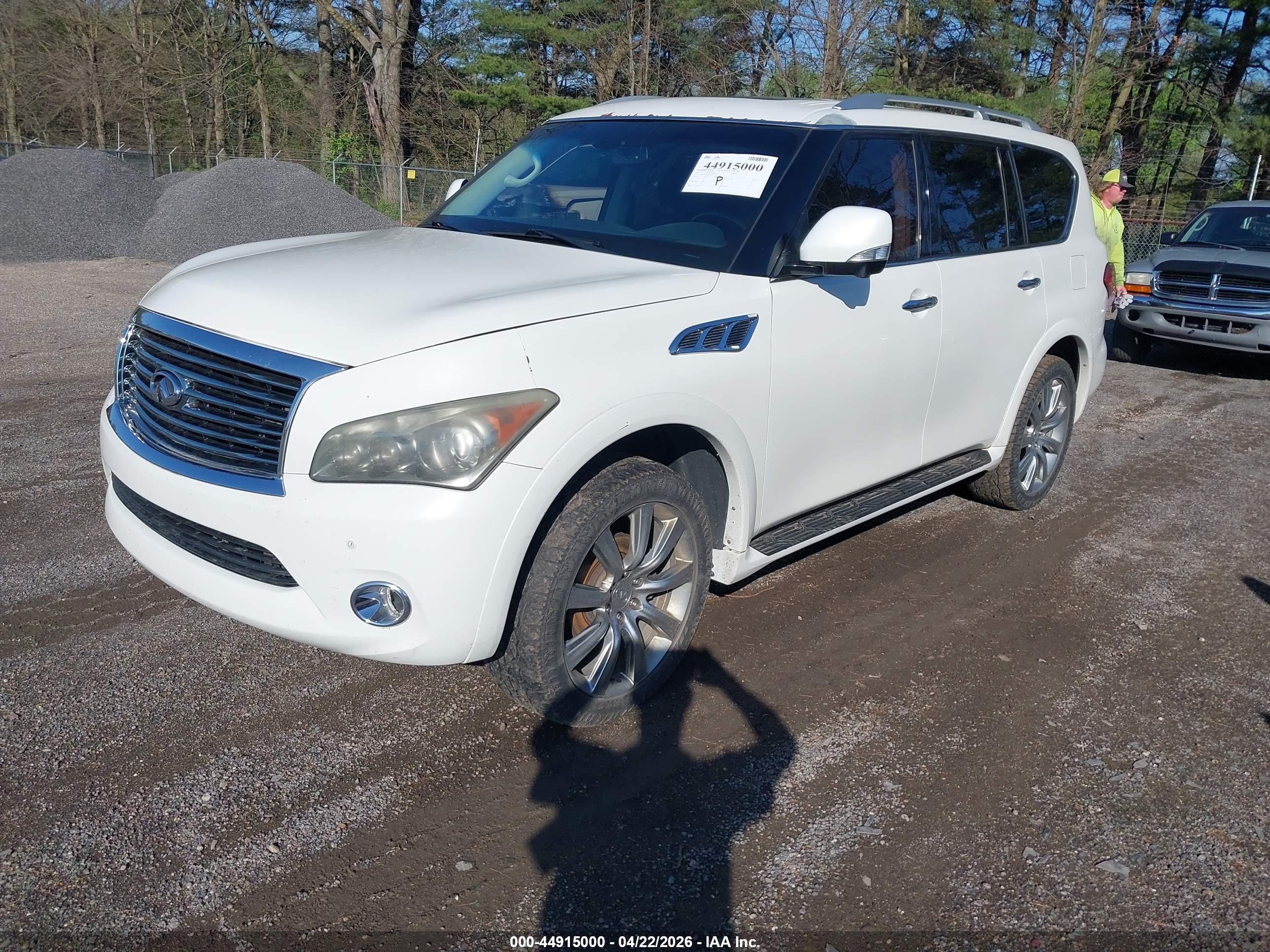 INFINITI QX56 image 2