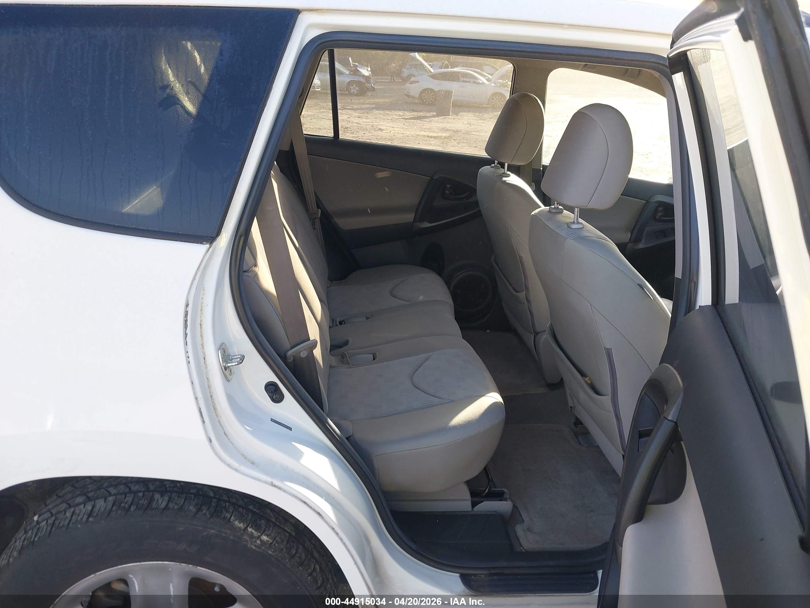 TOYOTA RAV4 image 8