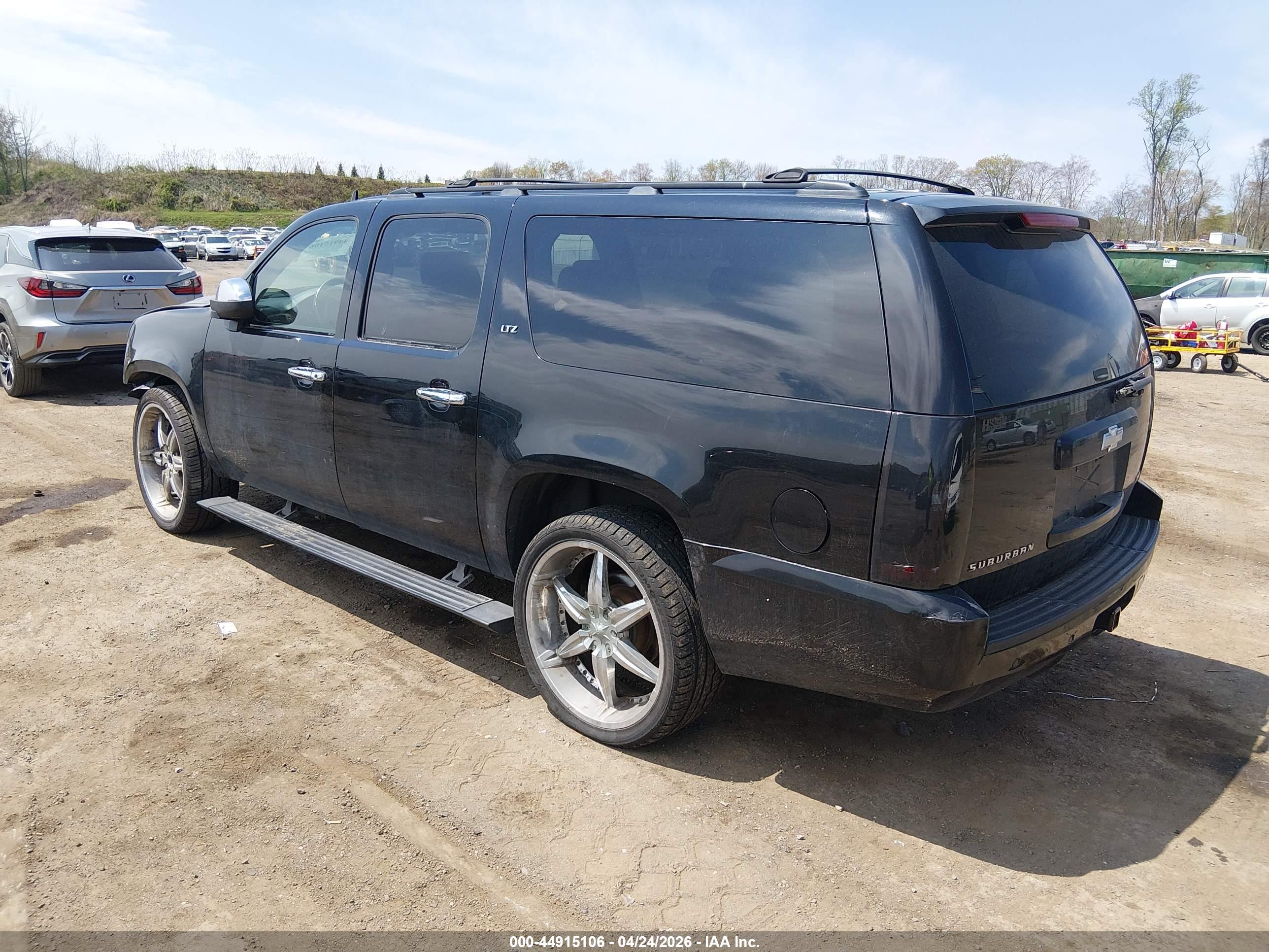 CHEVROLET SUBURBAN image 3