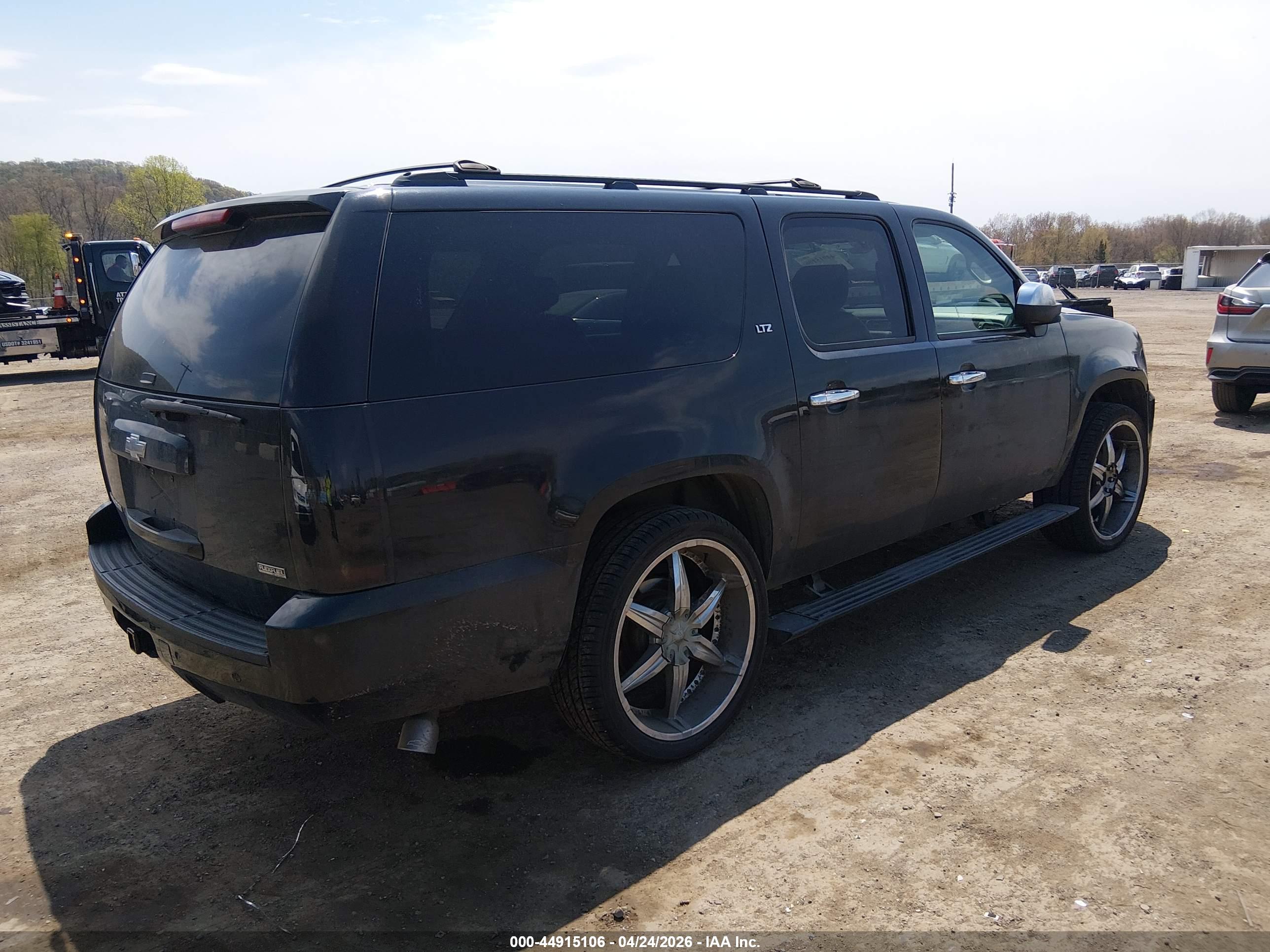 CHEVROLET SUBURBAN image 4