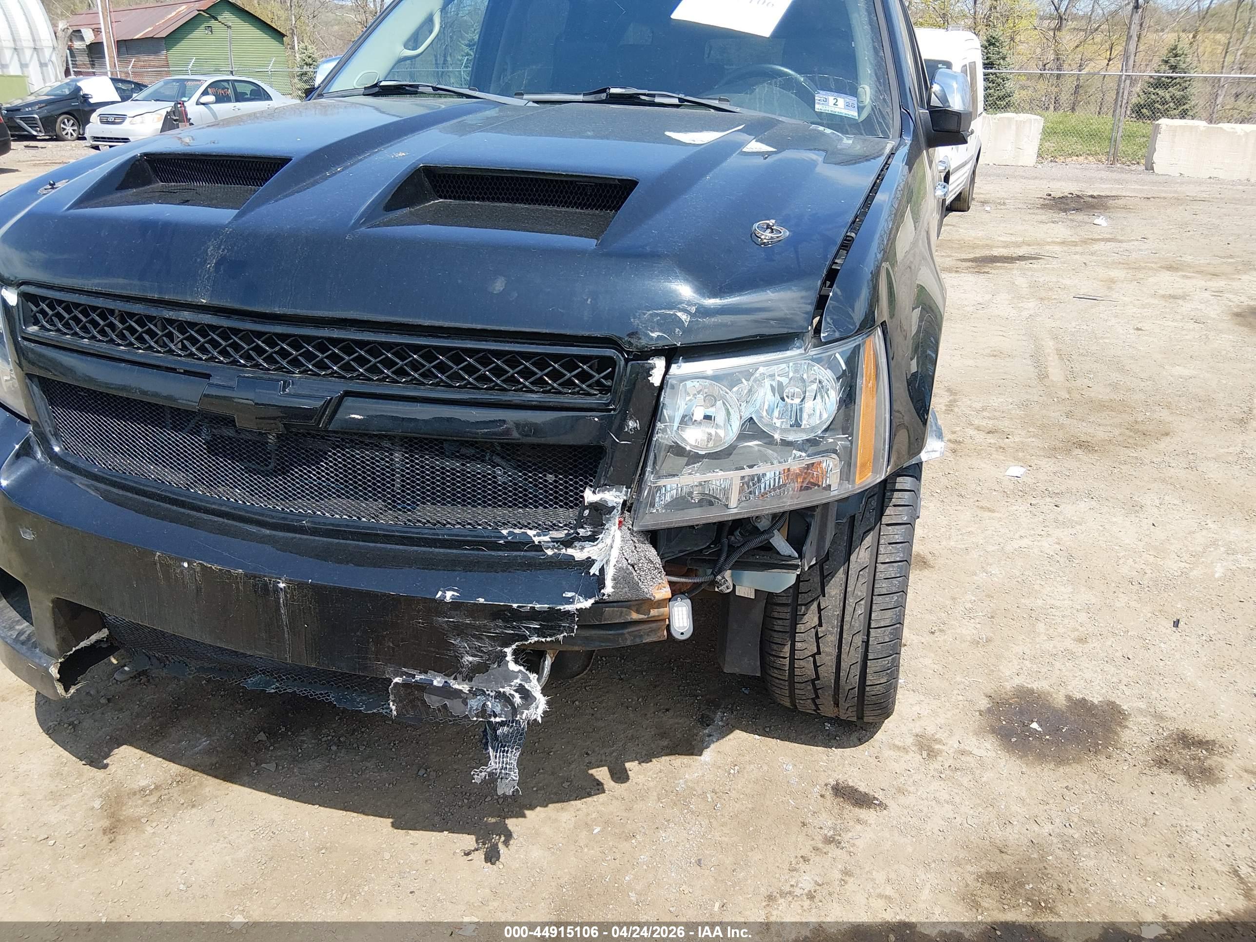 CHEVROLET SUBURBAN image 6